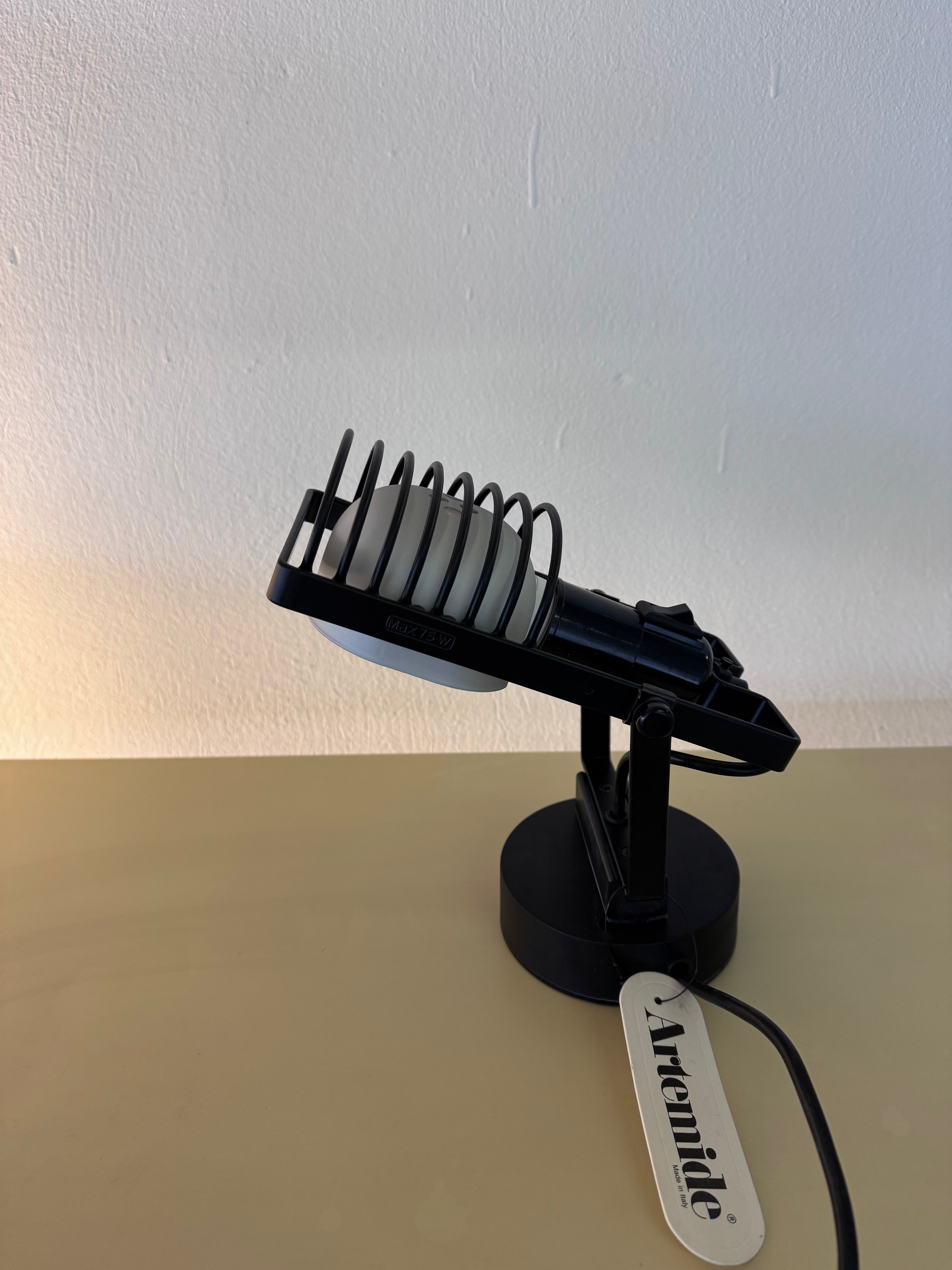 Vintage Artemide „Sintesi Faretto“ von Ernesto Gismondi – Tisch- und Wandleuchte aus den 1970er Jahren, originalverpackt