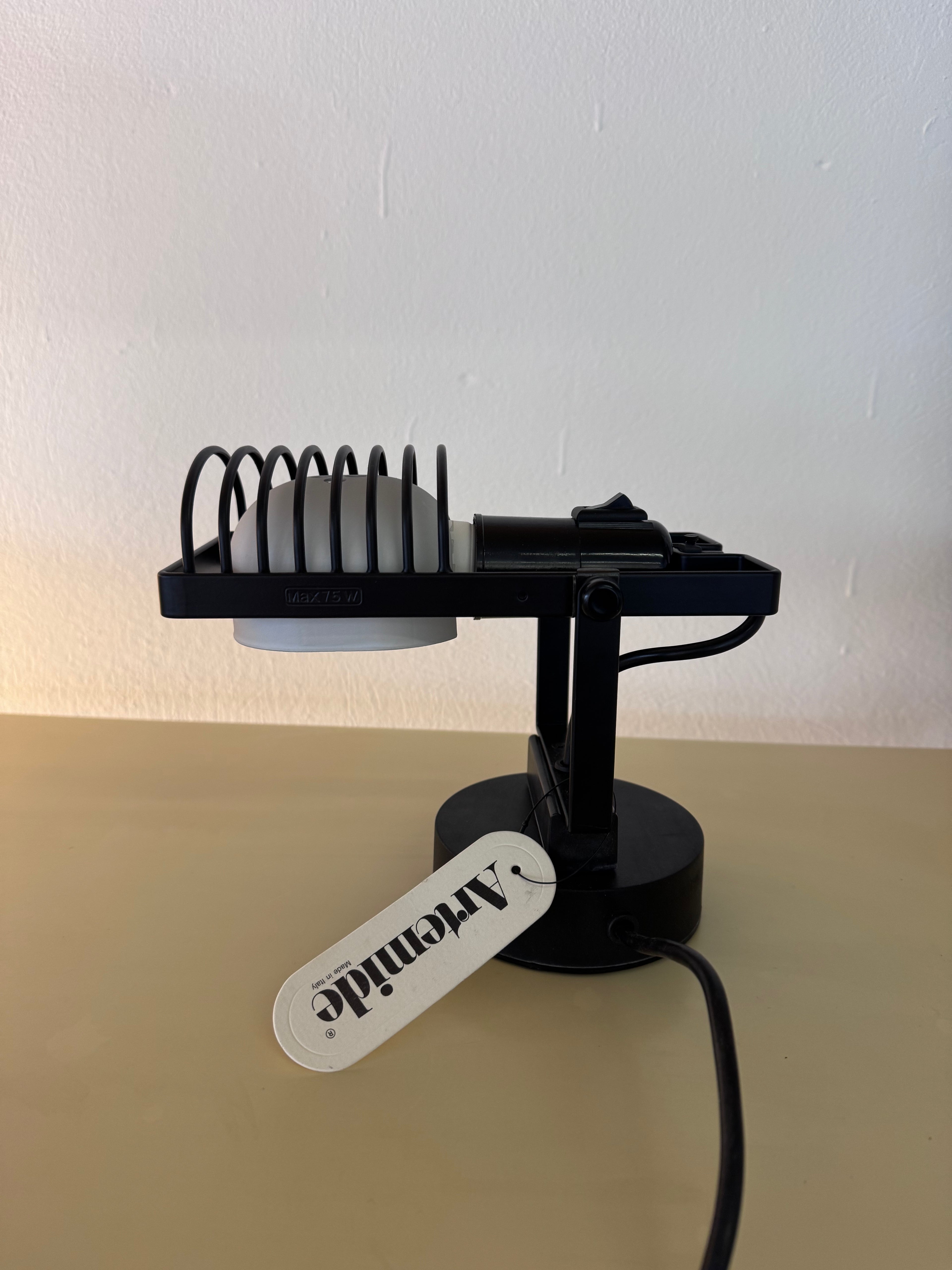 Vintage Artemide „Sintesi Faretto“ von Ernesto Gismondi – Tisch- und Wandleuchte aus den 1970er Jahren, originalverpackt