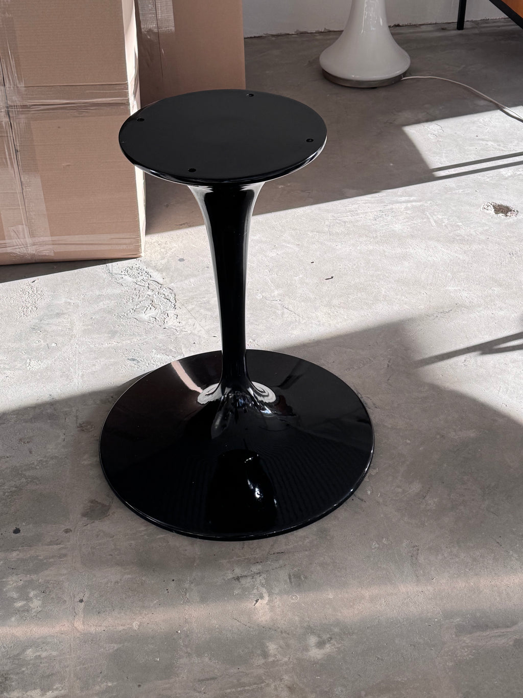 Vintage Tulpenfuß-Tisch im Stil von Eero Saarinen – Schwarz Hochglanz, MDF, einteiliger Sockel (1980er/90er)