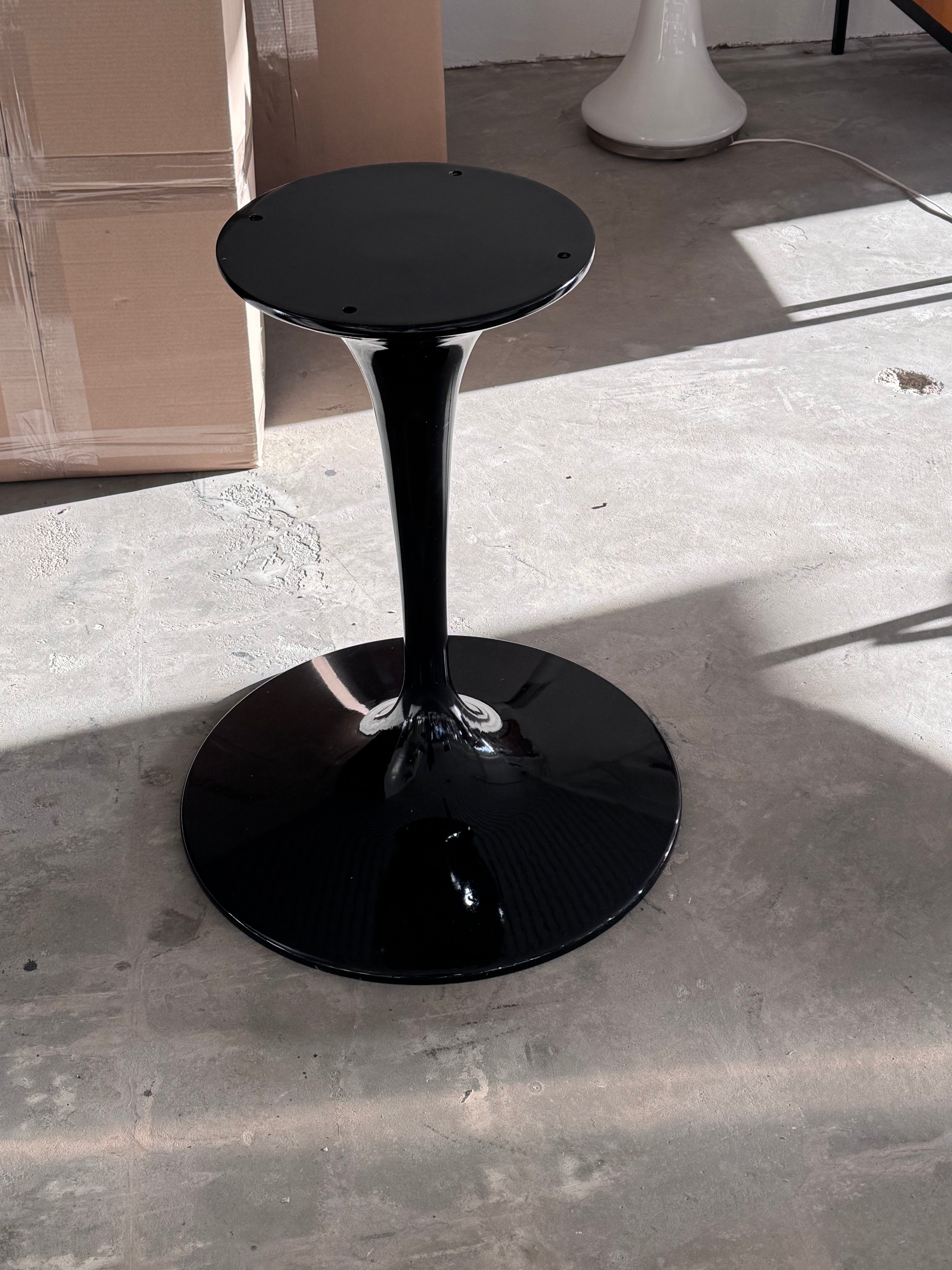 Vintage Tulpenfuß-Tisch im Stil von Eero Saarinen – Schwarz Hochglanz, MDF, einteiliger Sockel (1980er/90er)