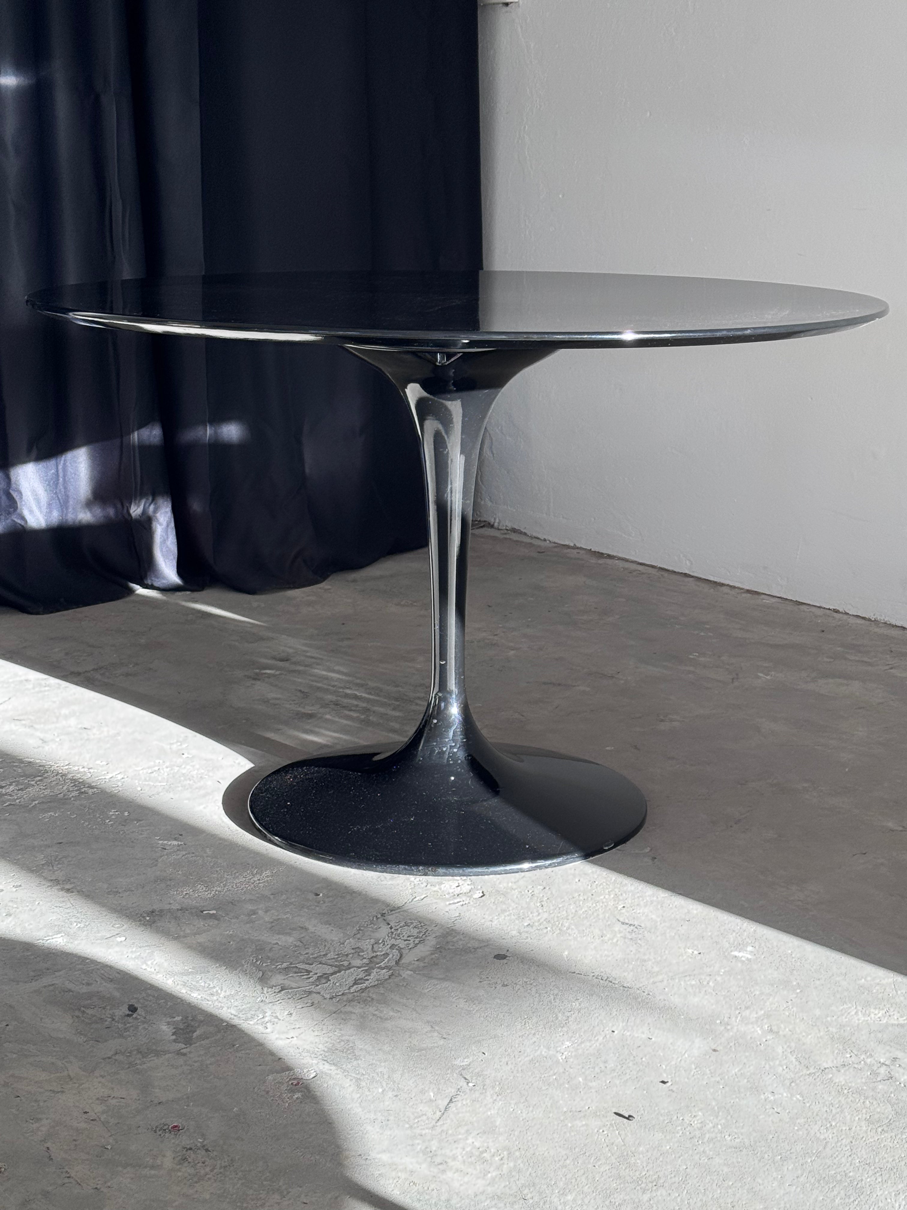 Vintage Tulpenfuß-Tisch im Stil von Eero Saarinen – Schwarz Hochglanz, MDF, einteiliger Sockel (1980er/90er)