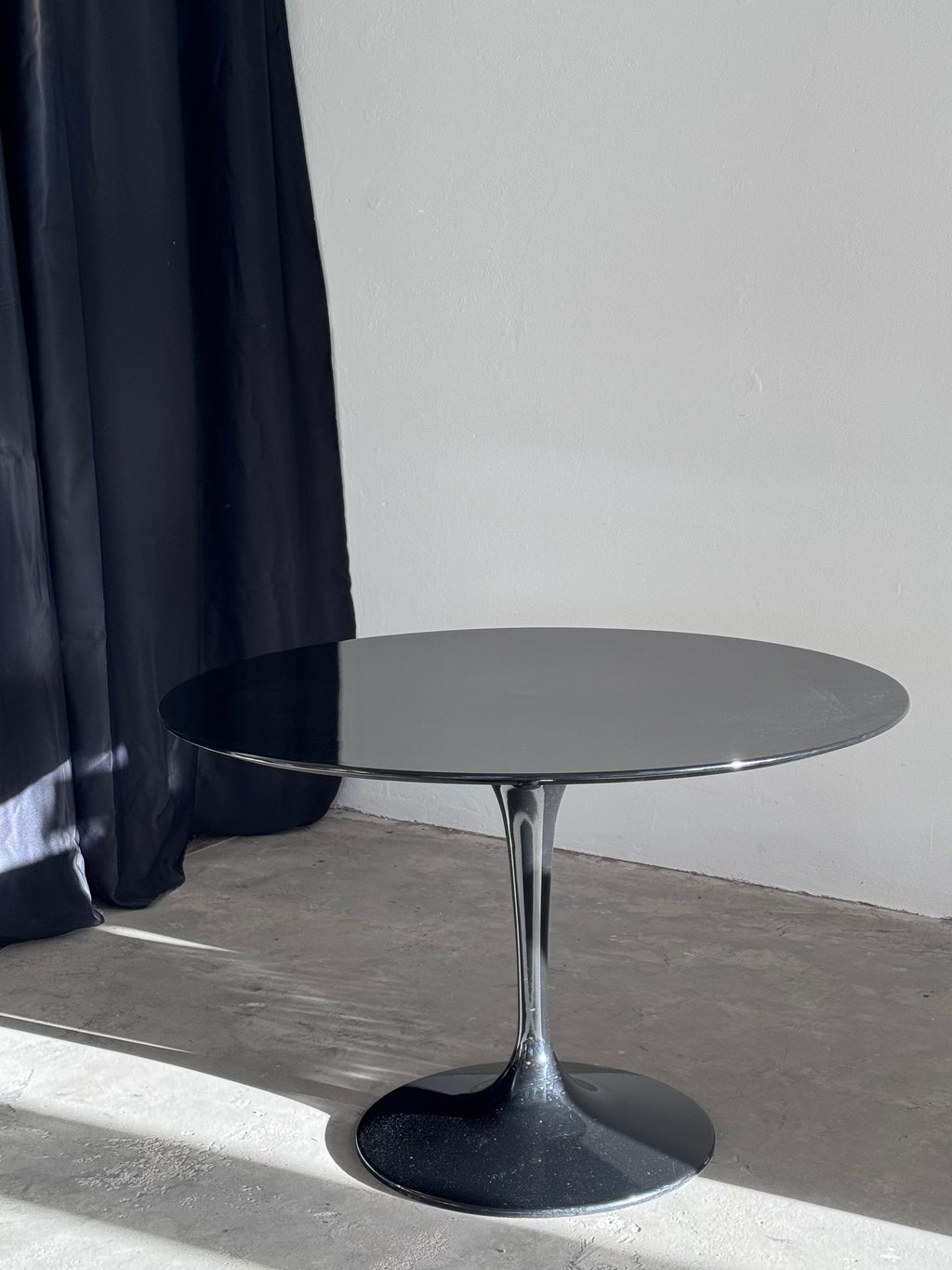 Vintage Tulpenfuß-Tisch im Stil von Eero Saarinen – Schwarz Hochglanz, MDF, einteiliger Sockel (1980er/90er)