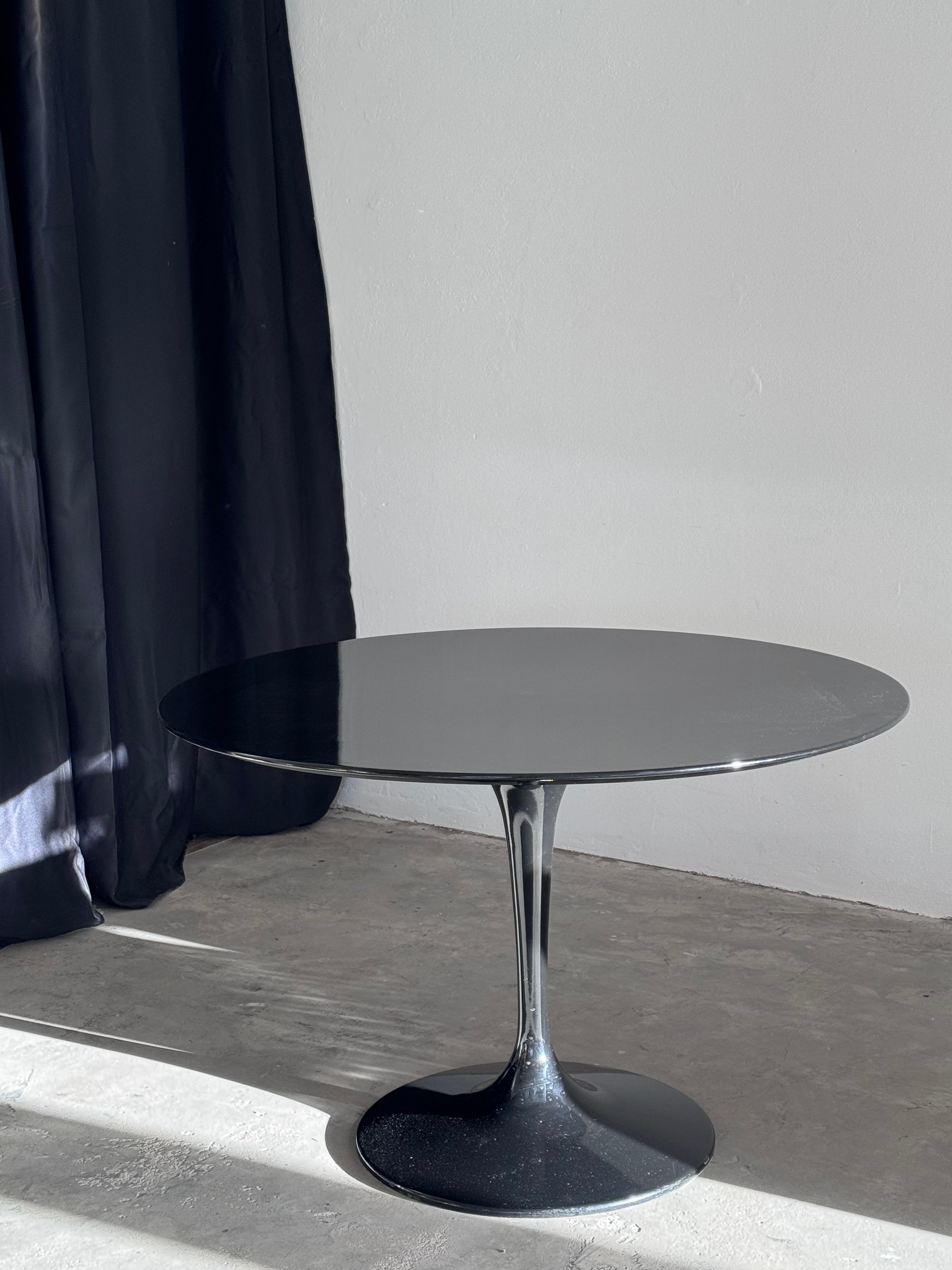 Vintage Tulpenfuß-Tisch im Stil von Eero Saarinen – Schwarz Hochglanz, MDF, einteiliger Sockel (1980er/90er)