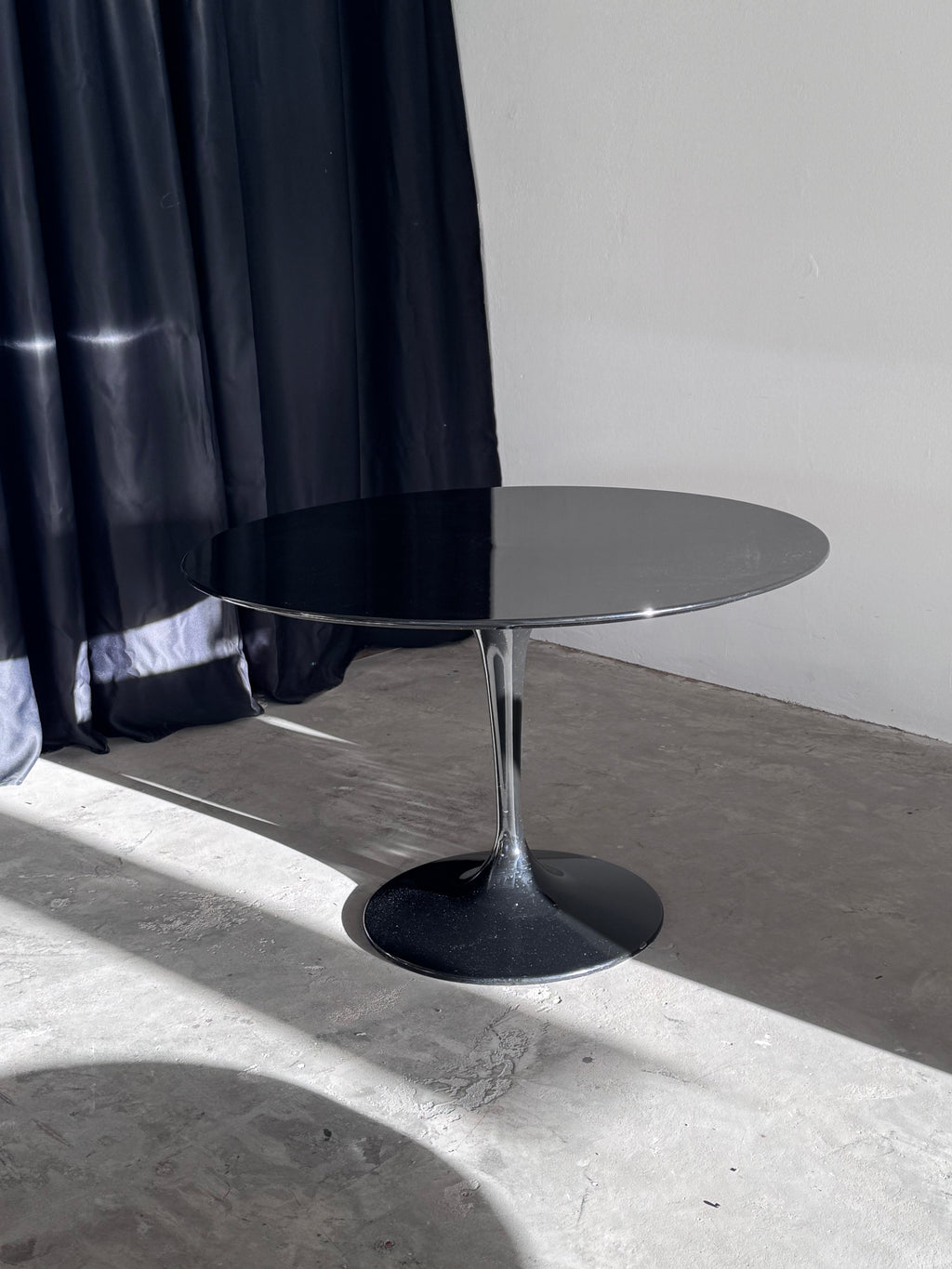 Vintage Tulpenfuß-Tisch im Stil von Eero Saarinen – Schwarz Hochglanz, MDF, einteiliger Sockel (1980er/90er)