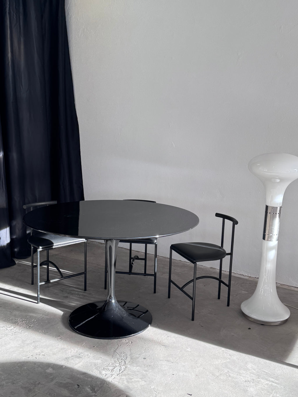 Vintage Tulpenfuß-Tisch im Stil von Eero Saarinen – Schwarz Hochglanz, MDF, einteiliger Sockel (1980er/90er)