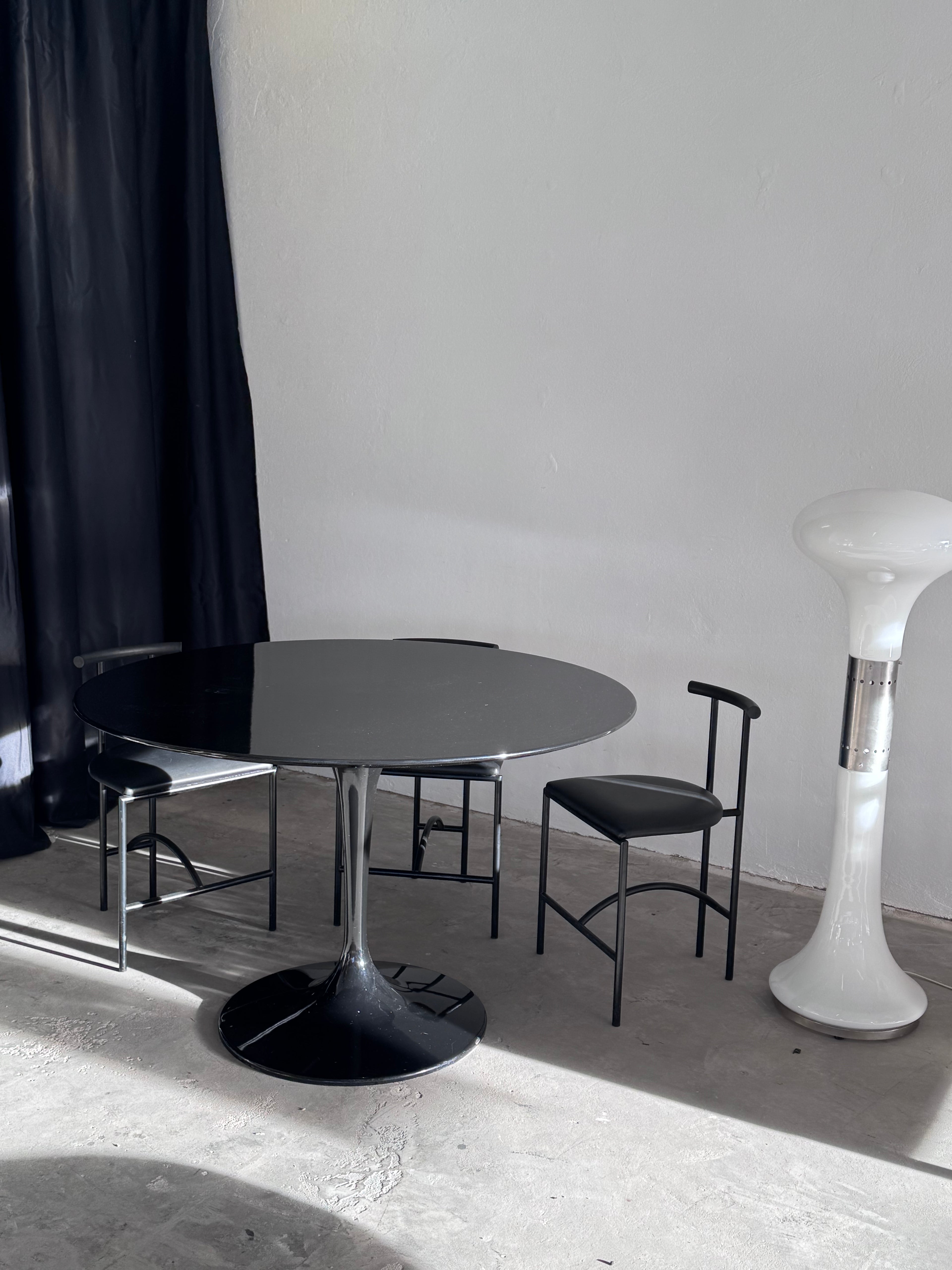 Vintage Tulpenfuß-Tisch im Stil von Eero Saarinen – Schwarz Hochglanz, MDF, einteiliger Sockel (1980er/90er)