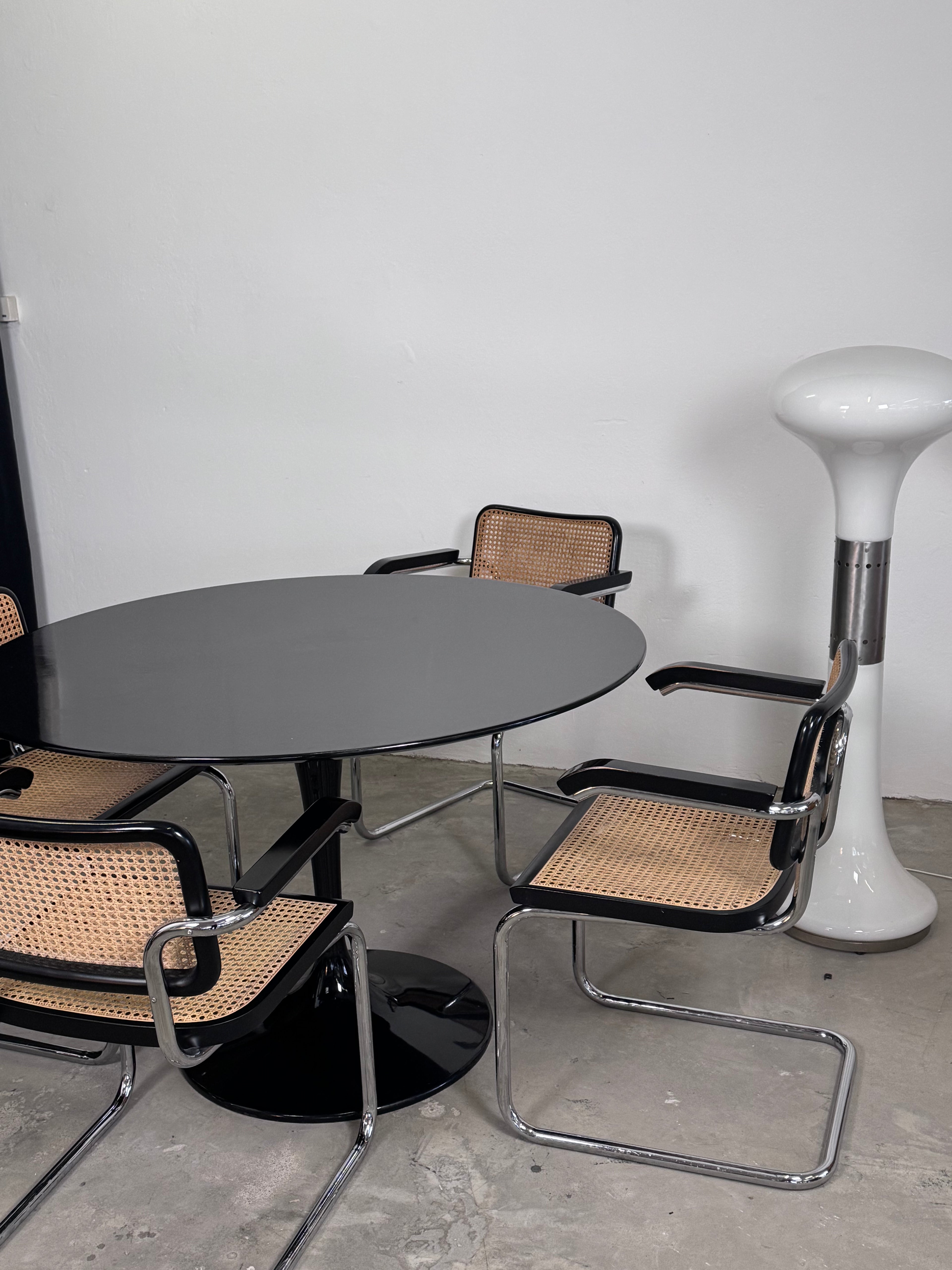 Vintage Tulpenfuß-Tisch im Stil von Eero Saarinen – Schwarz Hochglanz, MDF, einteiliger Sockel (1980er/90er)