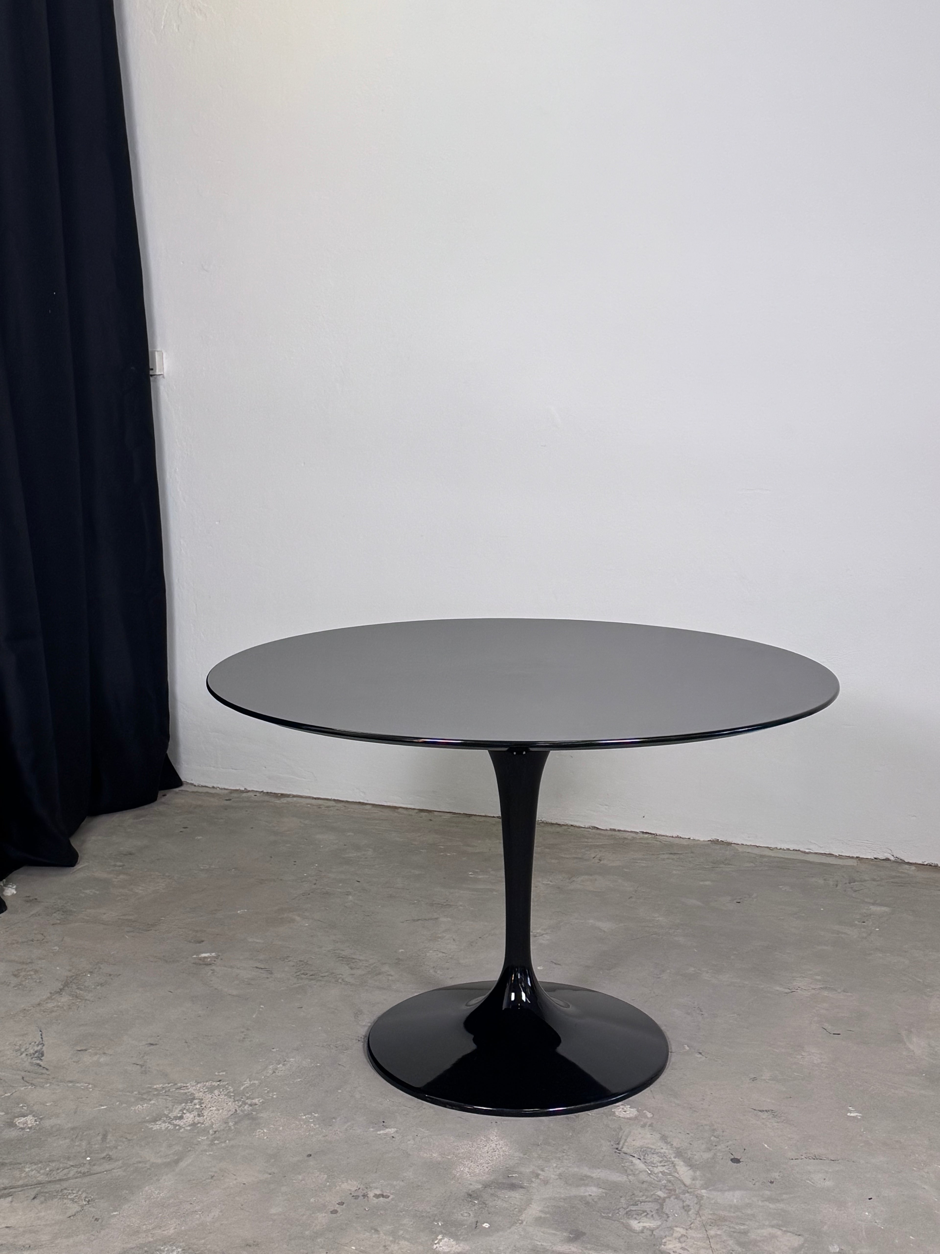 Vintage Tulpenfuß-Tisch im Stil von Eero Saarinen – Schwarz Hochglanz, MDF, einteiliger Sockel (1980er/90er)