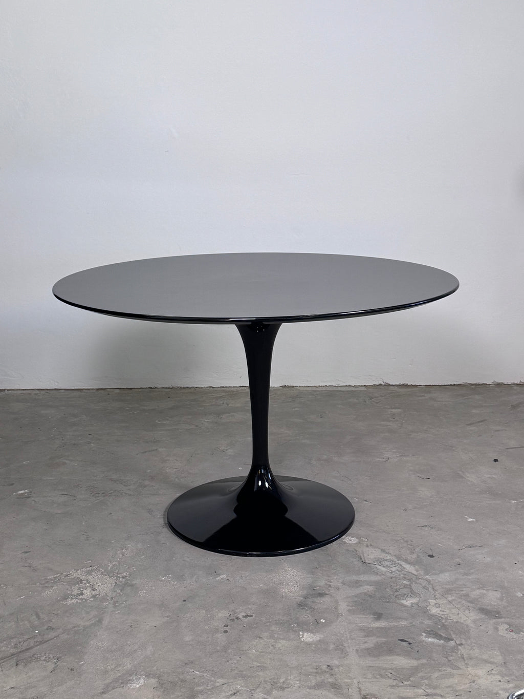 Vintage Tulpenfuß-Tisch im Stil von Eero Saarinen – Schwarz Hochglanz, MDF, einteiliger Sockel (1980er/90er)