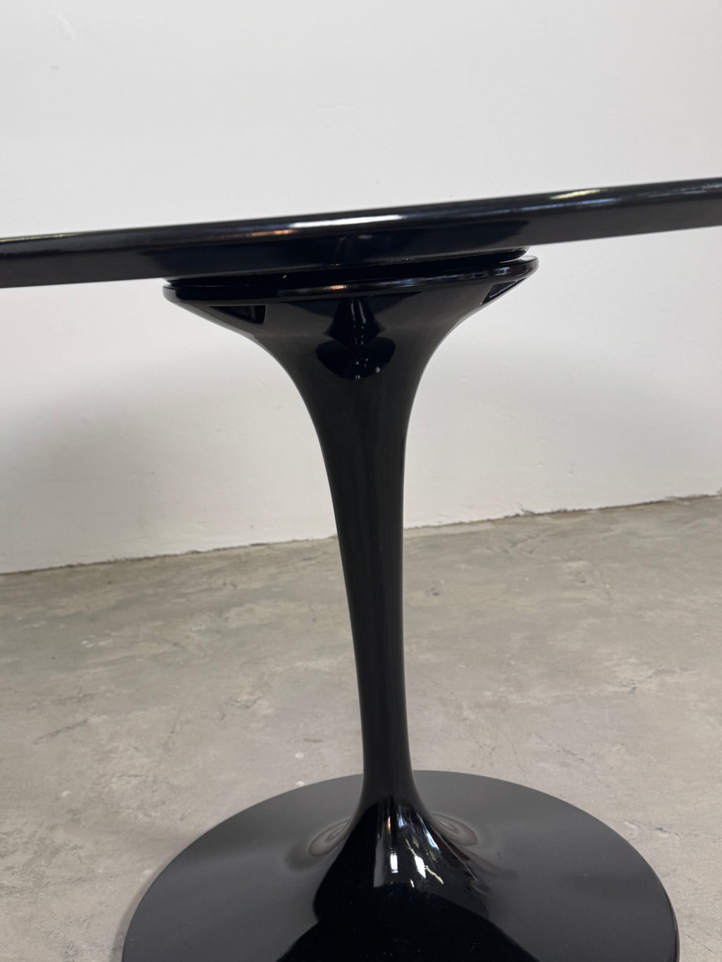 Vintage Tulpenfuß-Tisch im Stil von Eero Saarinen – Schwarz Hochglanz, MDF, einteiliger Sockel (1980er/90er)