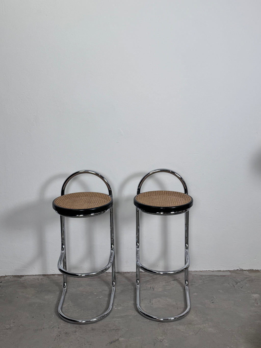 Set aus 2 Vintage Barhockern mit Chromgestell & Wiener Geflecht Sitzfläche | 1970er Jahre | Space Age / Bauhaus Stil