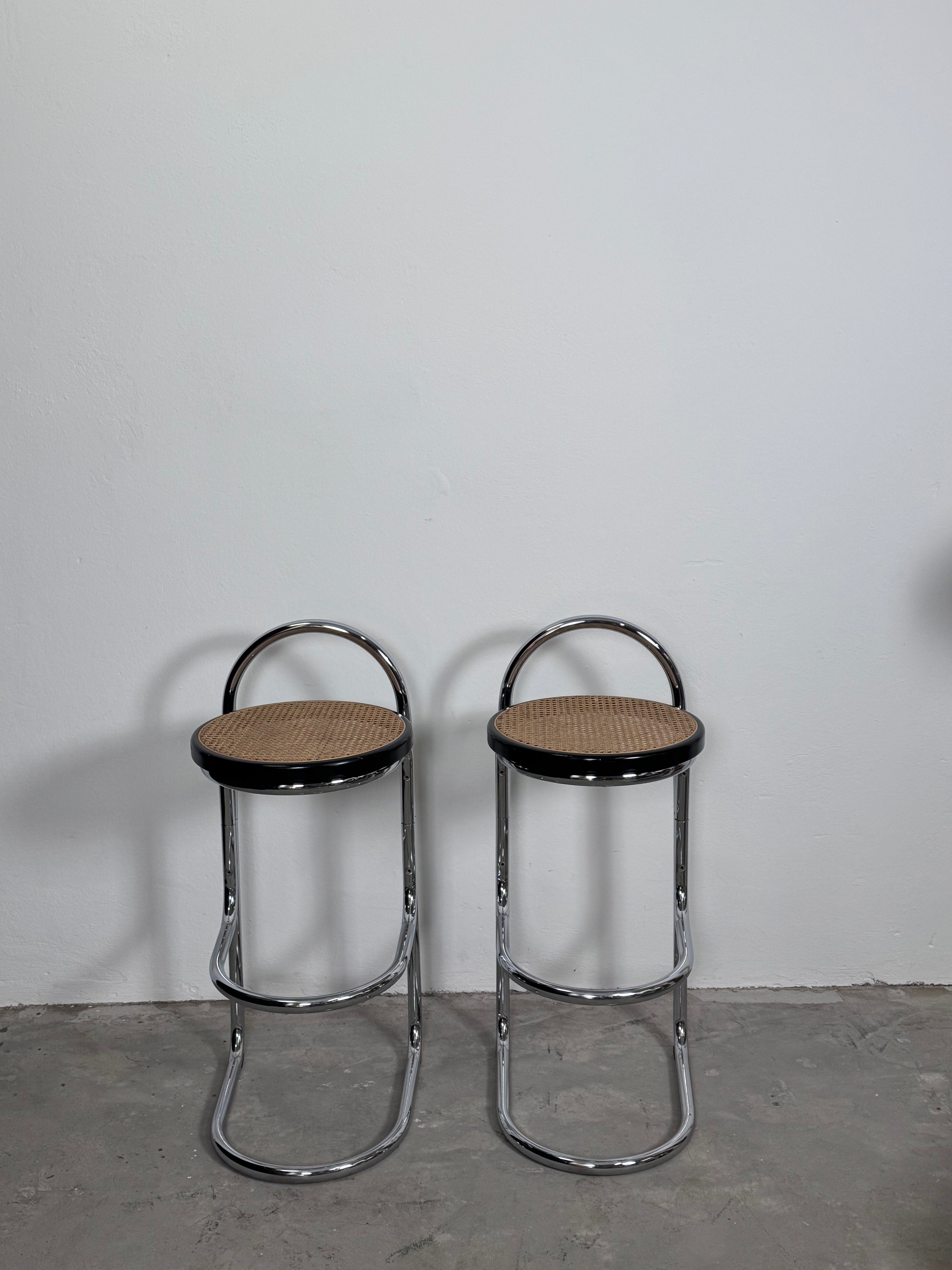 Set aus 2 Vintage Barhockern mit Chromgestell & Wiener Geflecht Sitzfläche | 1970er Jahre | Space Age / Bauhaus Stil
