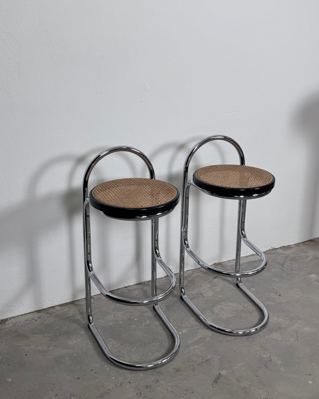 Set aus 2 Vintage Barhockern mit Chromgestell & Wiener Geflecht Sitzfläche | 1970er Jahre | Space Age / Bauhaus Stil