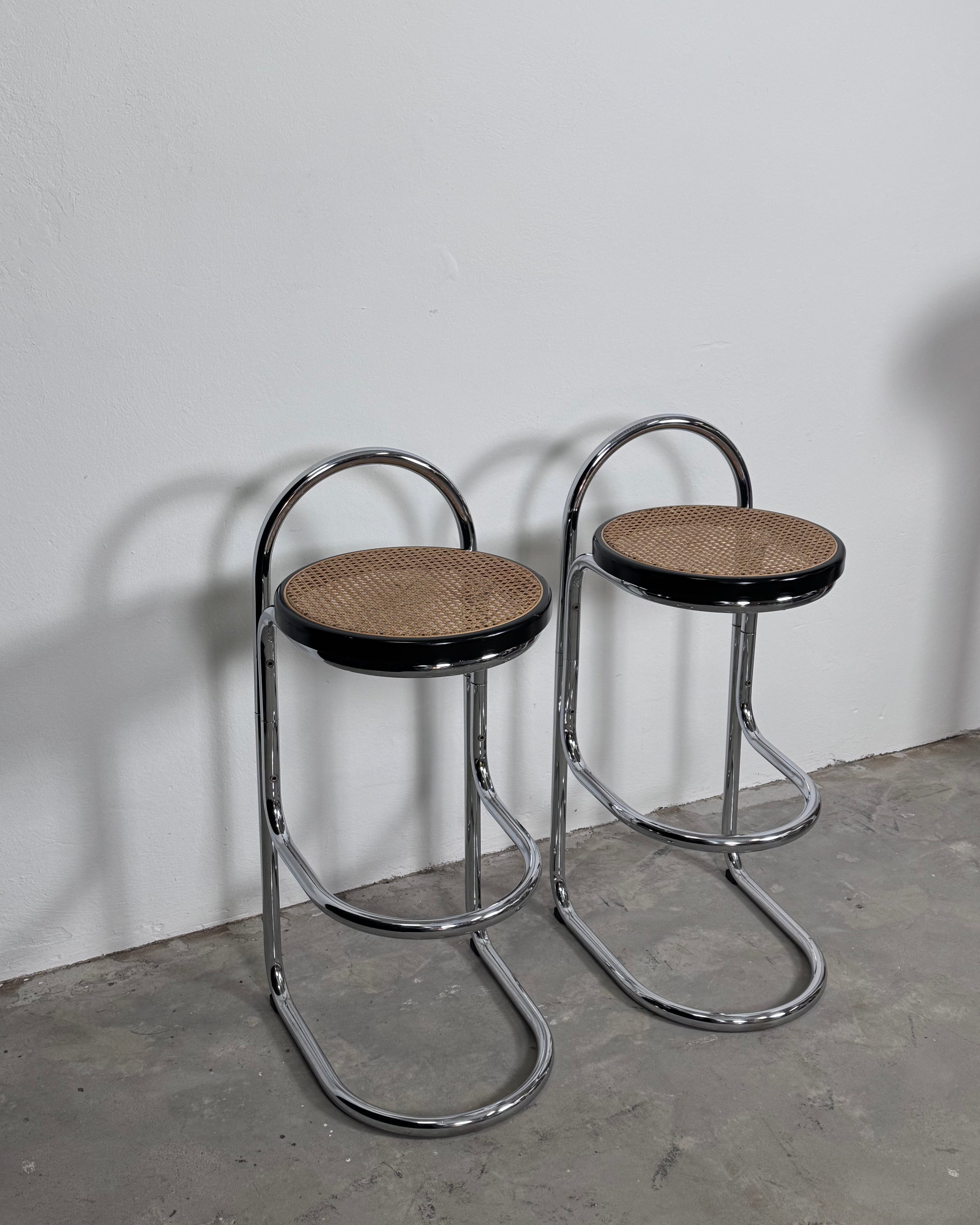 Set aus 2 Vintage Barhockern mit Chromgestell & Wiener Geflecht Sitzfläche | 1970er Jahre | Space Age / Bauhaus Stil