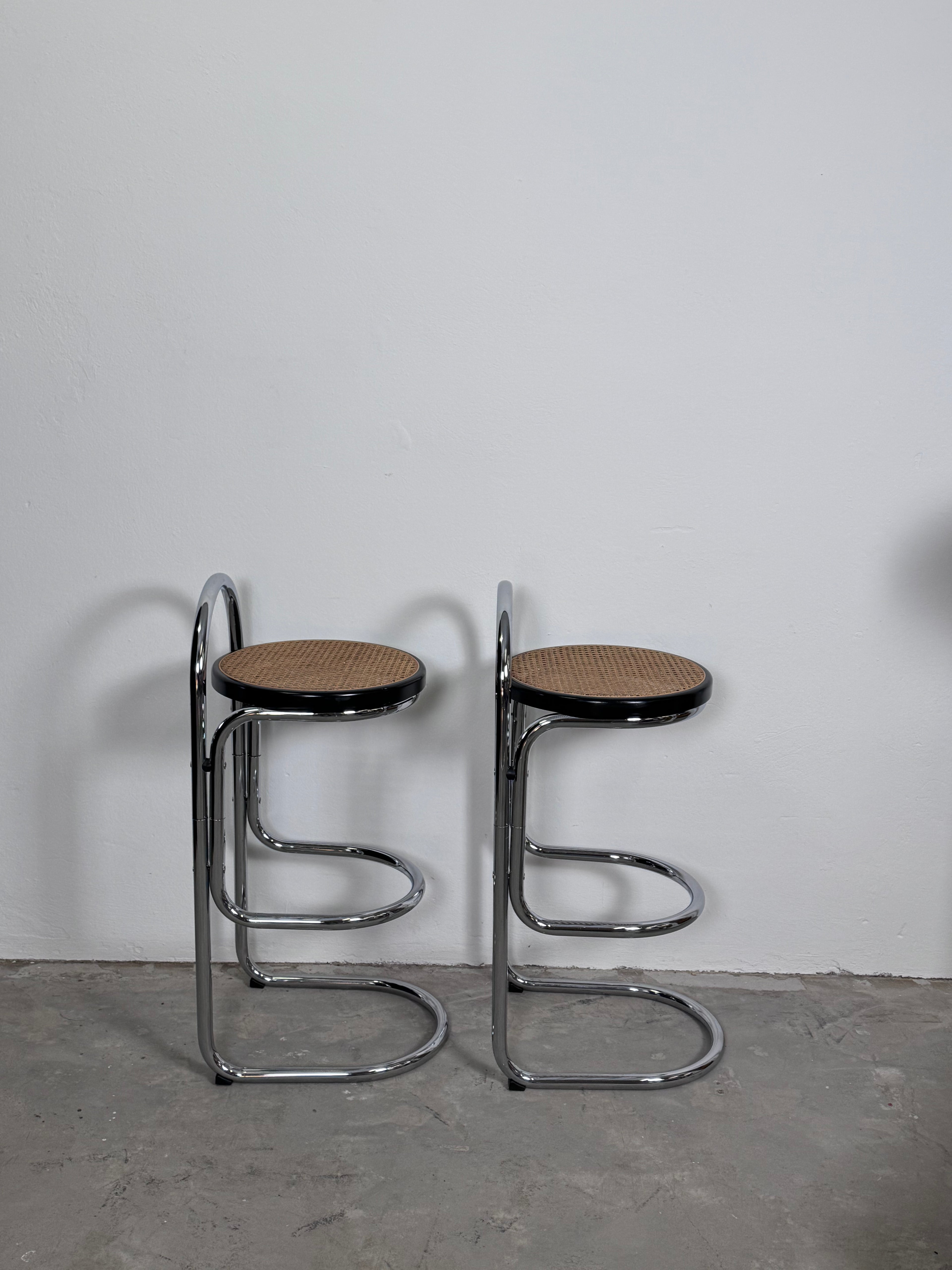 Set aus 2 Vintage Barhockern mit Chromgestell & Wiener Geflecht Sitzfläche | 1970er Jahre | Space Age / Bauhaus Stil