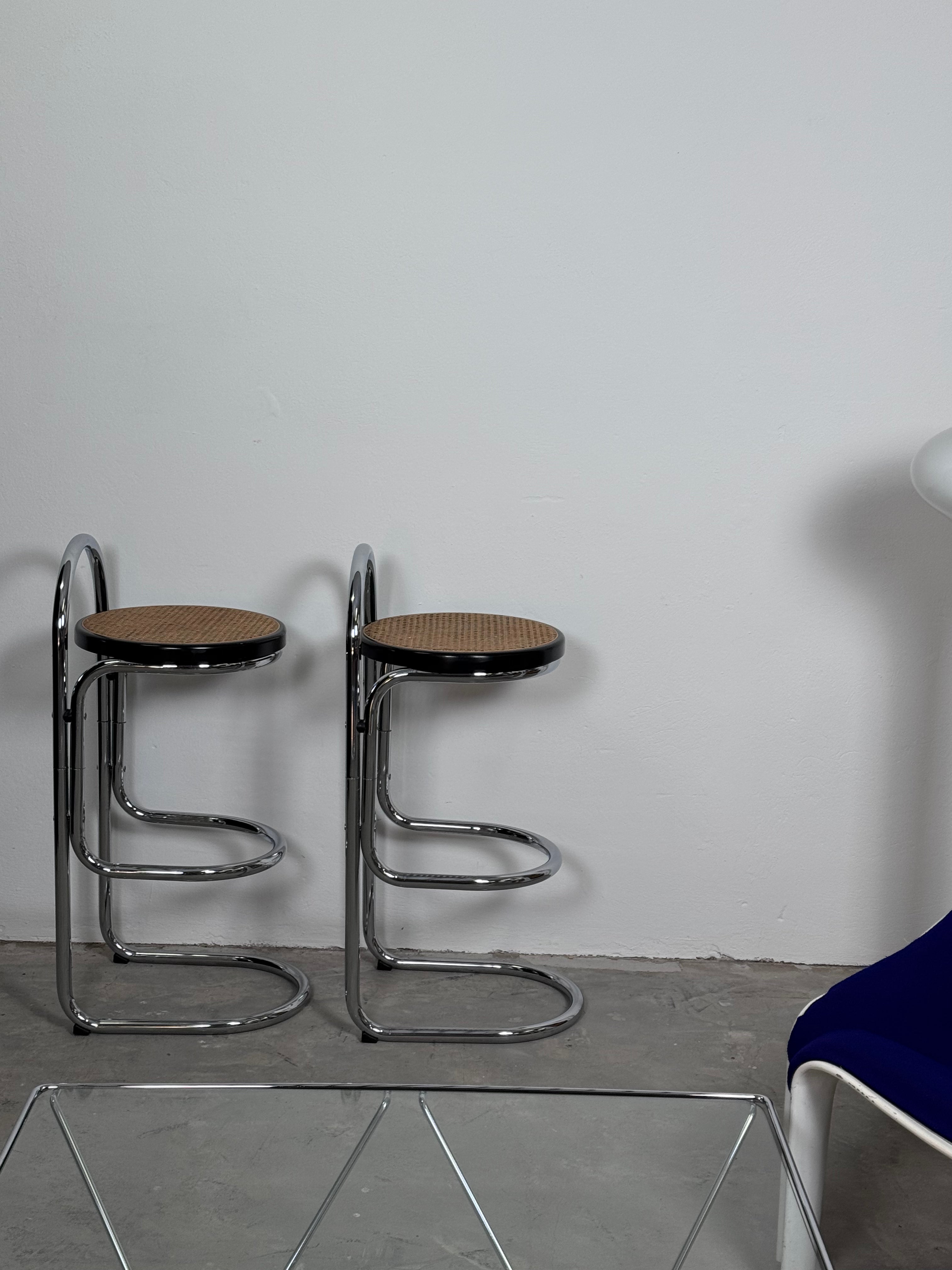Set aus 2 Vintage Barhockern mit Chromgestell & Wiener Geflecht Sitzfläche | 1970er Jahre | Space Age / Bauhaus Stil