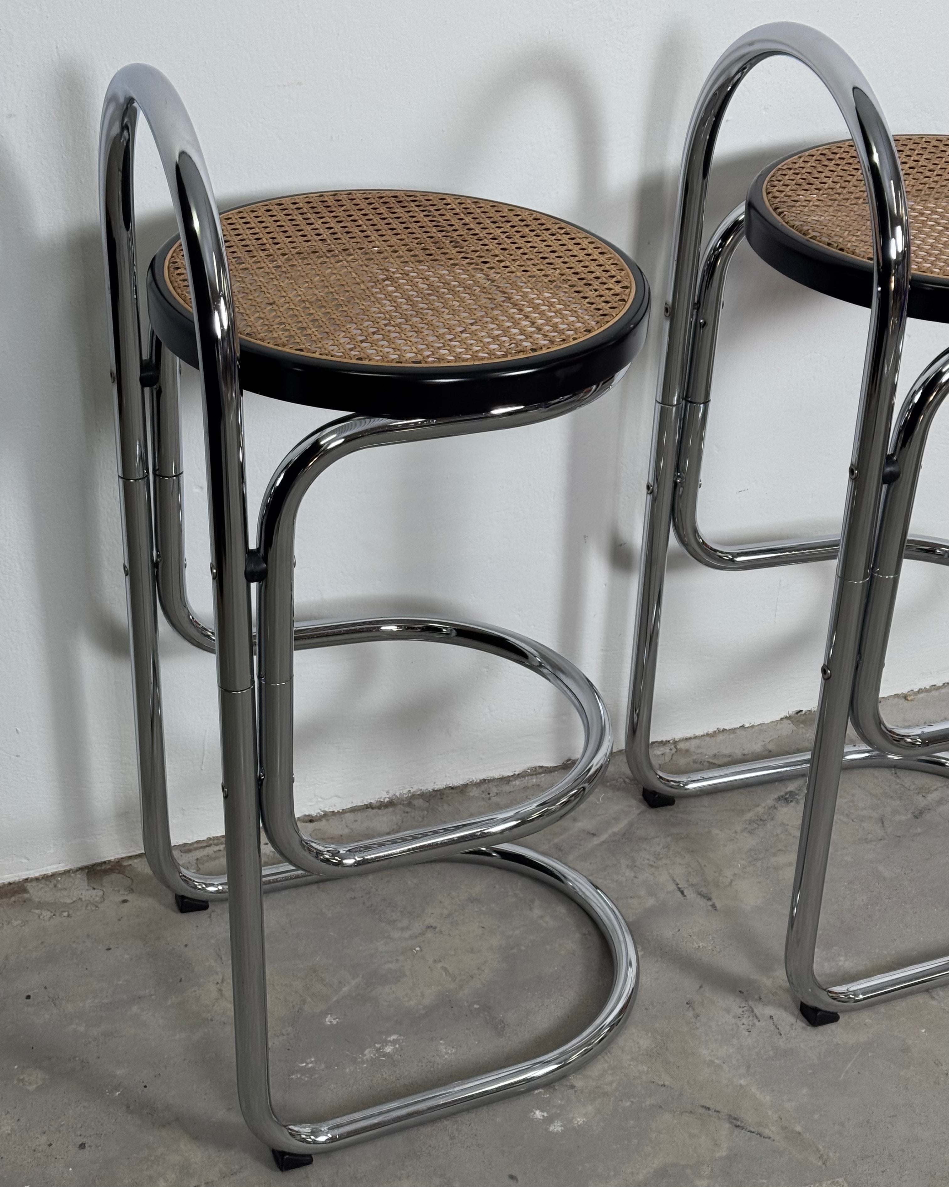 Set aus 2 Vintage Barhockern mit Chromgestell & Wiener Geflecht Sitzfläche | 1970er Jahre | Space Age / Bauhaus Stil