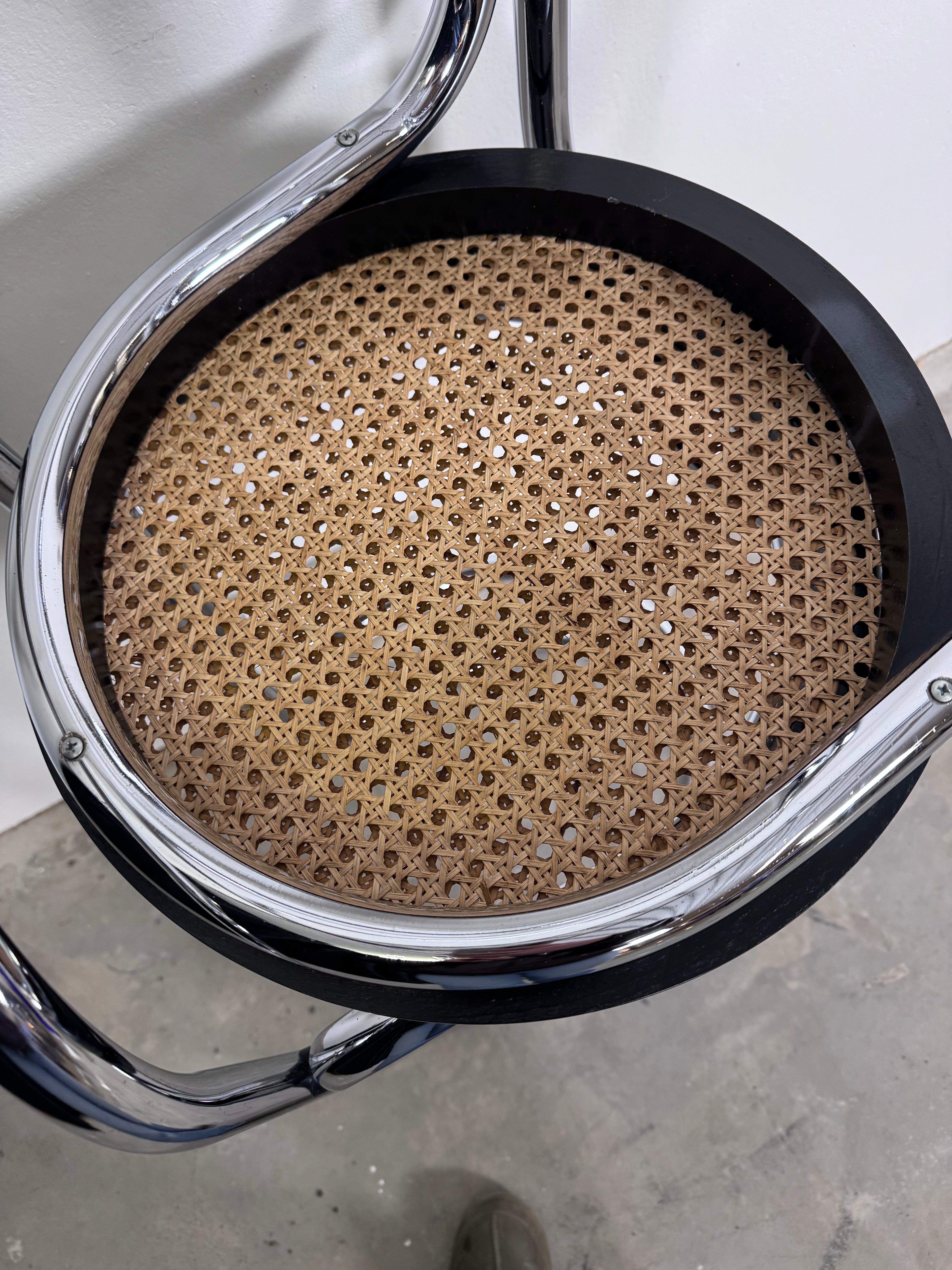 Set aus 2 Vintage Barhockern mit Chromgestell & Wiener Geflecht Sitzfläche | 1970er Jahre | Space Age / Bauhaus Stil