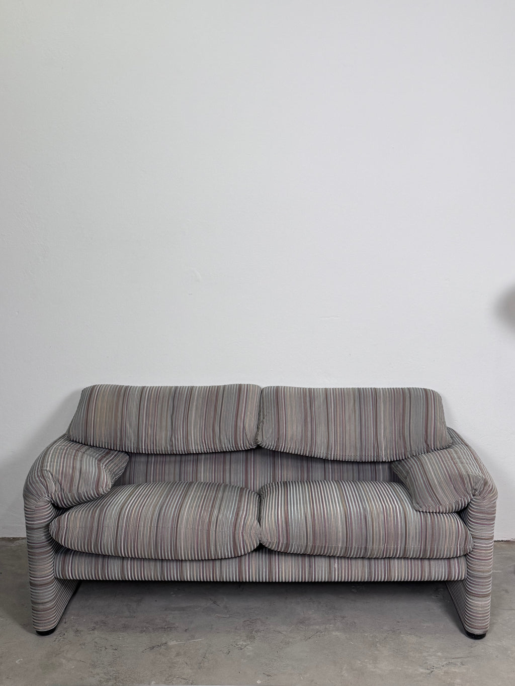 Cassina „Maralunga“ 2-Sitzer Sofa – Vico Magistretti – ikonischer Designklassiker im neuwertigen Zustand