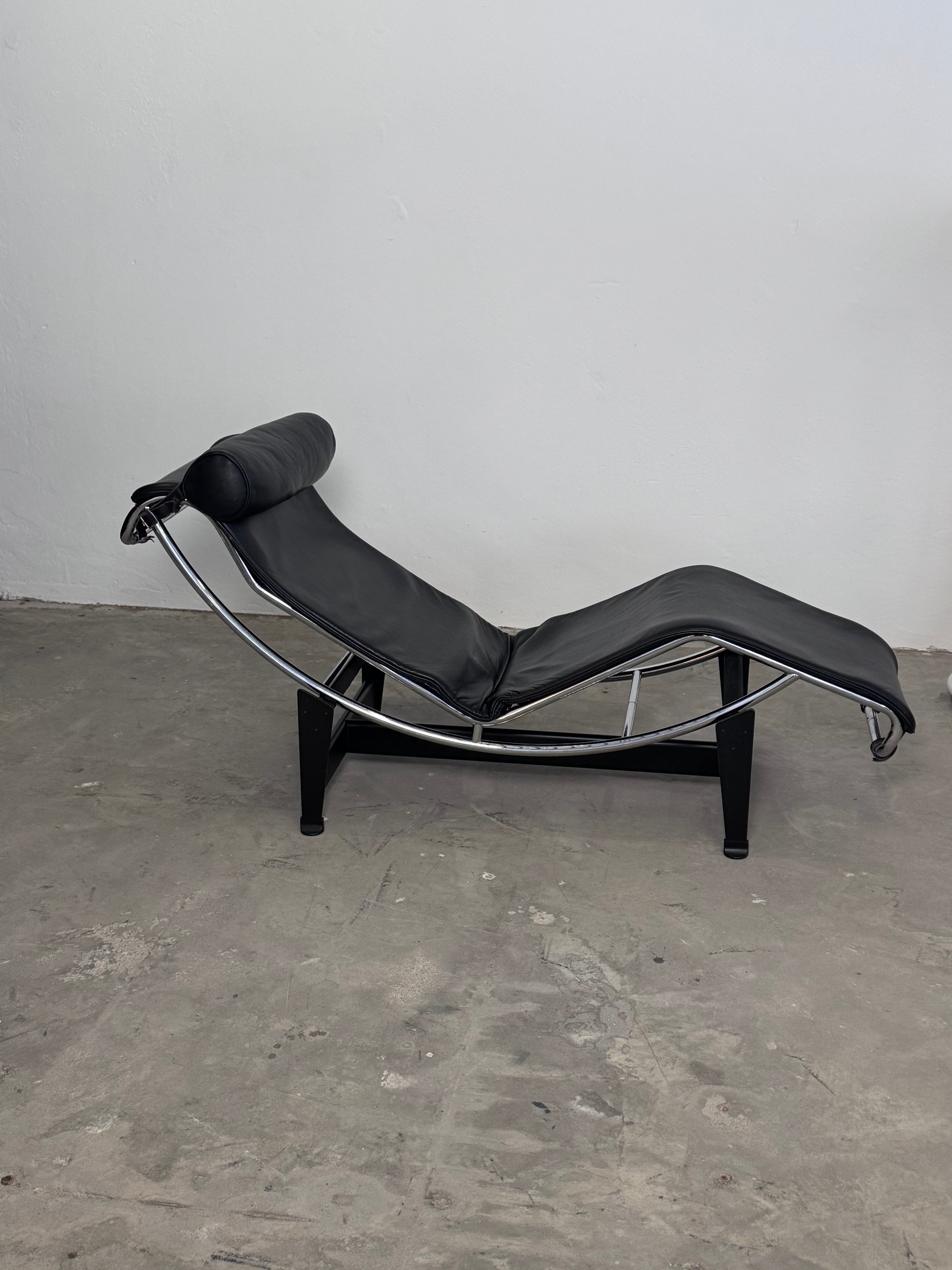 LC4 Chaise Longue von Le Corbusier für Cassina – Original Vintage Designklassiker mit schwarzem Leder