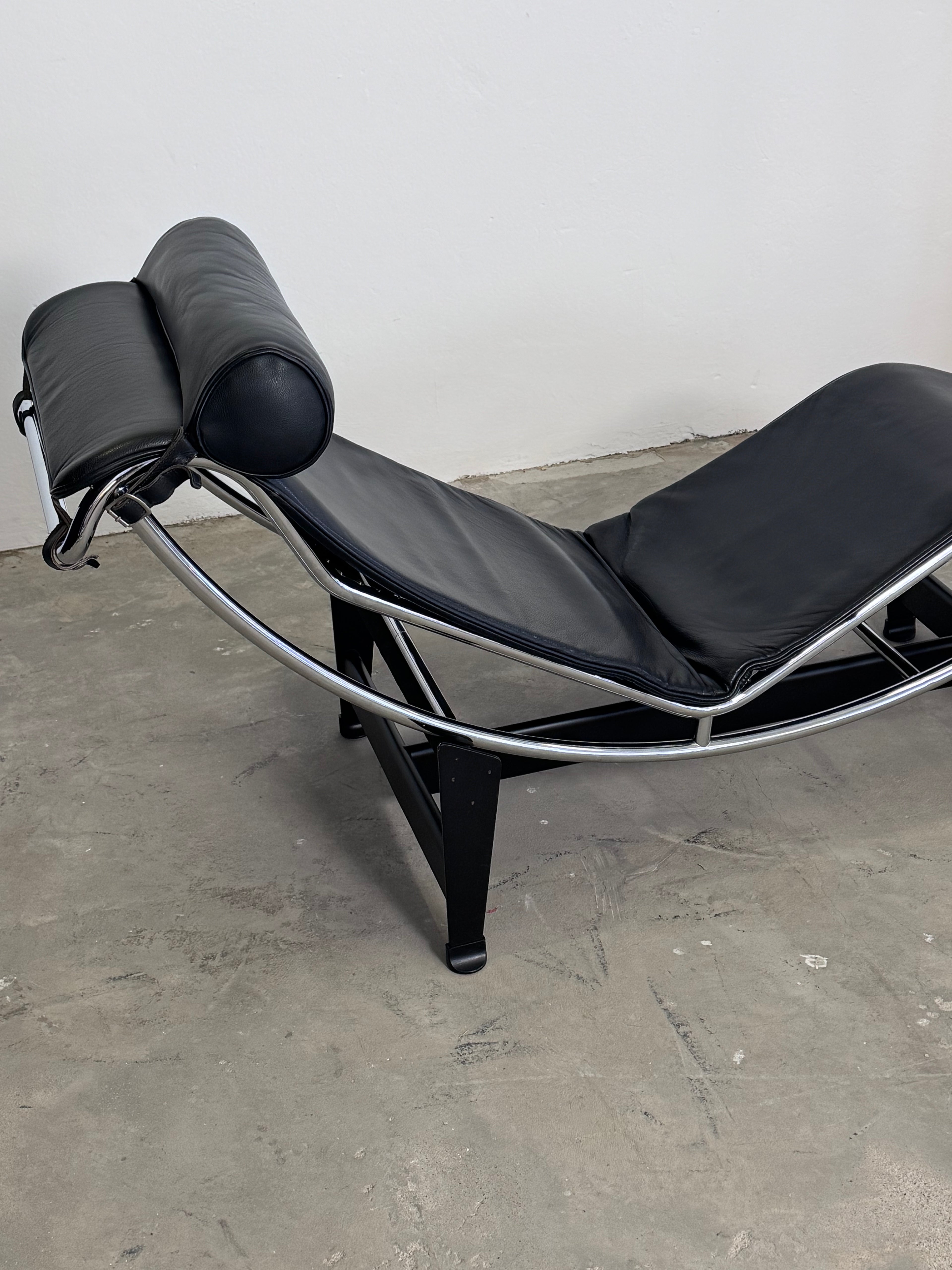 LC4 Chaise Longue von Le Corbusier für Cassina – Original Vintage Designklassiker mit schwarzem Leder