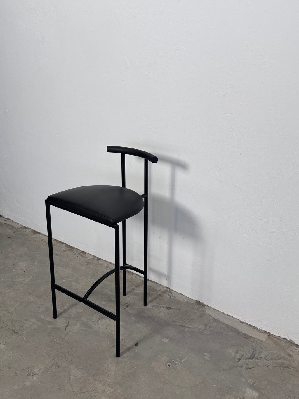 Tokyo“-bar Stühle von Rodney Kinsman, 1985 – schwarzes Stahlrohr & Kunstleder