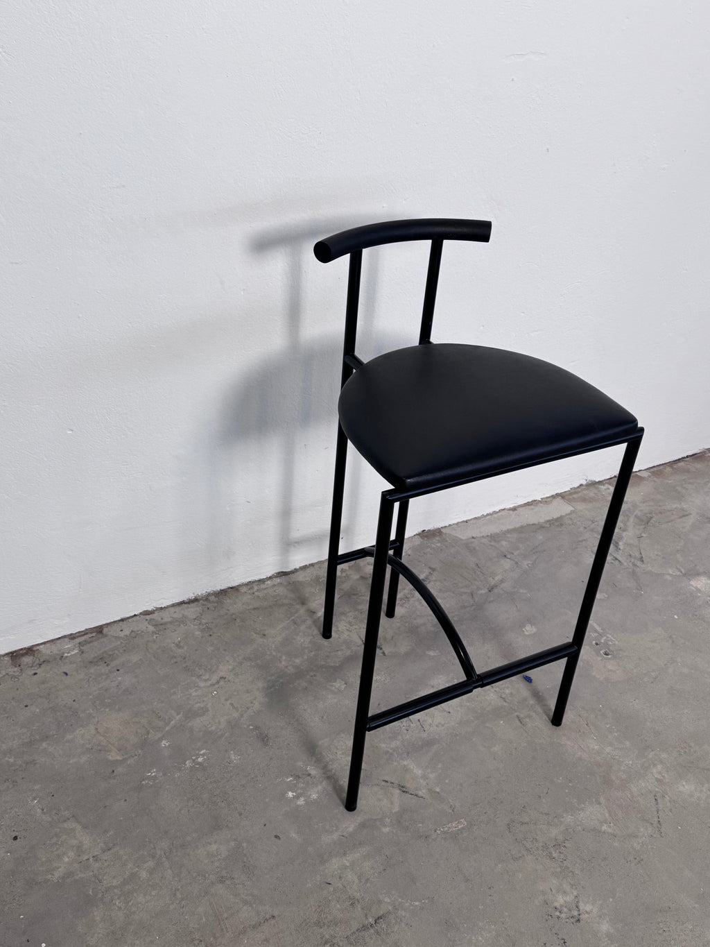 Tokyo“-bar Stühle von Rodney Kinsman, 1985 – schwarzes Stahlrohr & Kunstleder