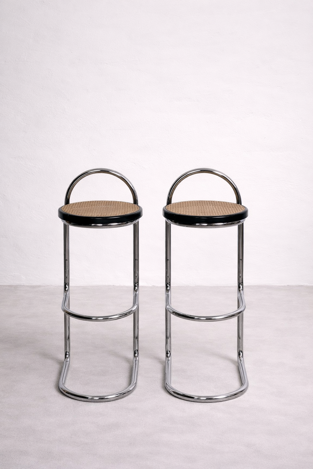 Set aus 2 Vintage Barhockern mit Chromgestell & Wiener Geflecht Sitzfläche | 1970er Jahre | Space Age / Bauhaus Stil