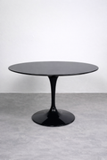 Vintage Tulpenfuß-Tisch im Stil von Eero Saarinen – Schwarz Hochglanz, MDF, einteiliger Sockel (1980er/90er)