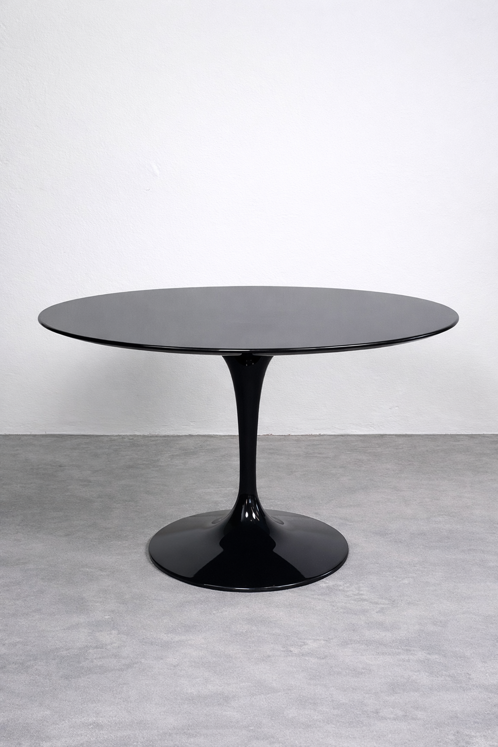 Vintage Tulpenfuß-Tisch im Stil von Eero Saarinen – Schwarz Hochglanz, MDF, einteiliger Sockel (1980er/90er)