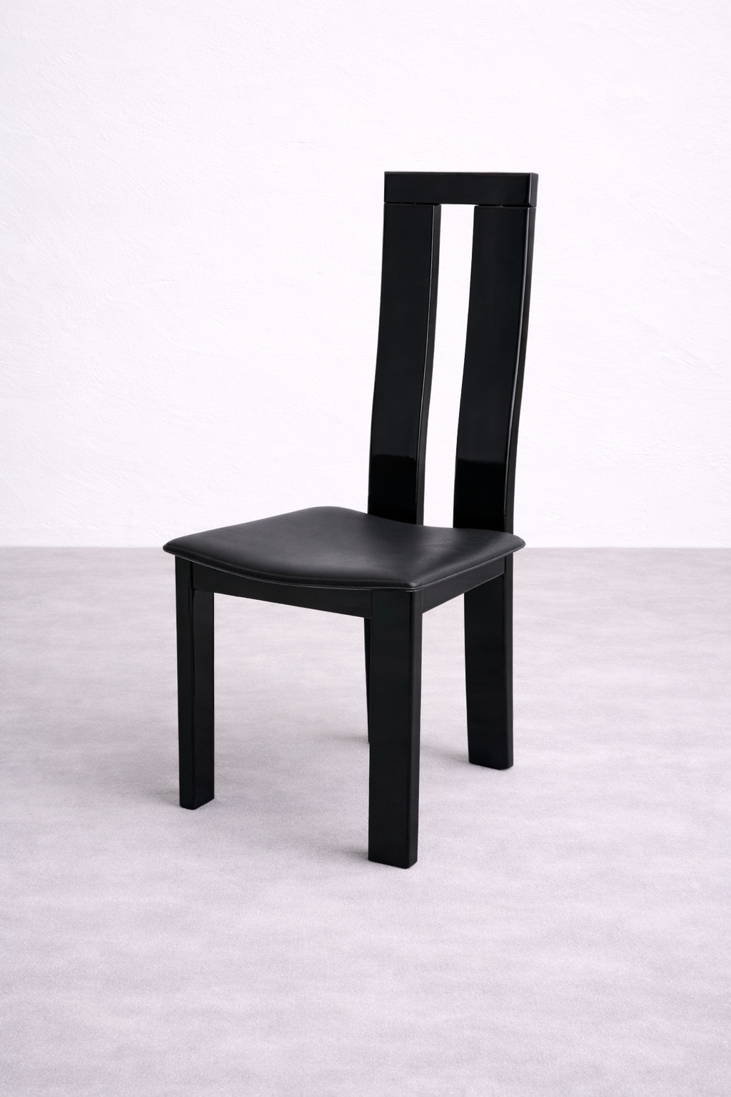 4 Postmoderne Esszimmerstühle von Pietro Costantini, Italien 1980er – Schwarz lackiertes Massivholz, sehr guter Zustand