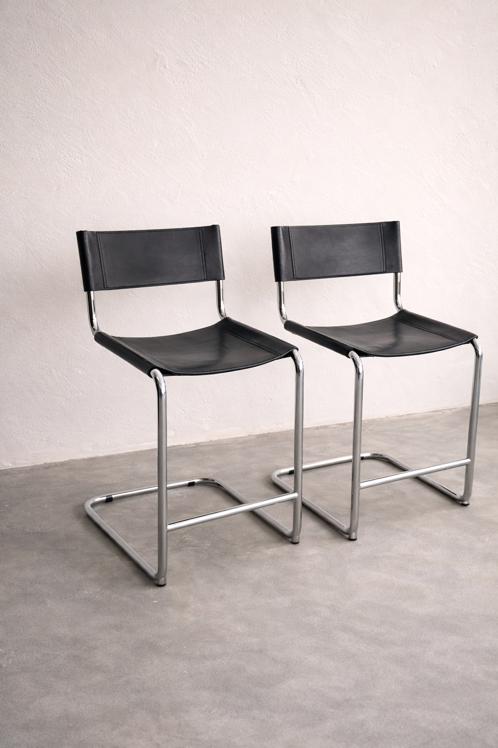 Vintage Cantilever Barhocker im Stil von  Mart Stam Chrom & schwarzes Leder, Mid-Century Modern Barstühle 2er-Set
