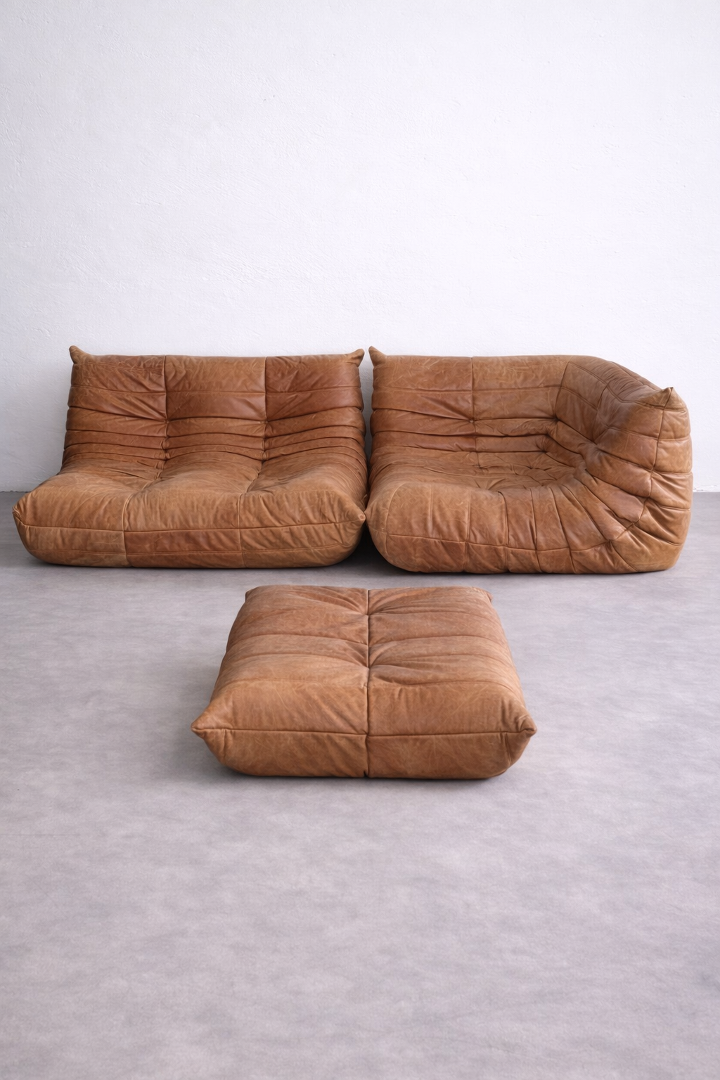 Ligne Roset Cognac Togo Leder Set 2-Sitzer + Corner + Ottoman von Michel Ducaroy
