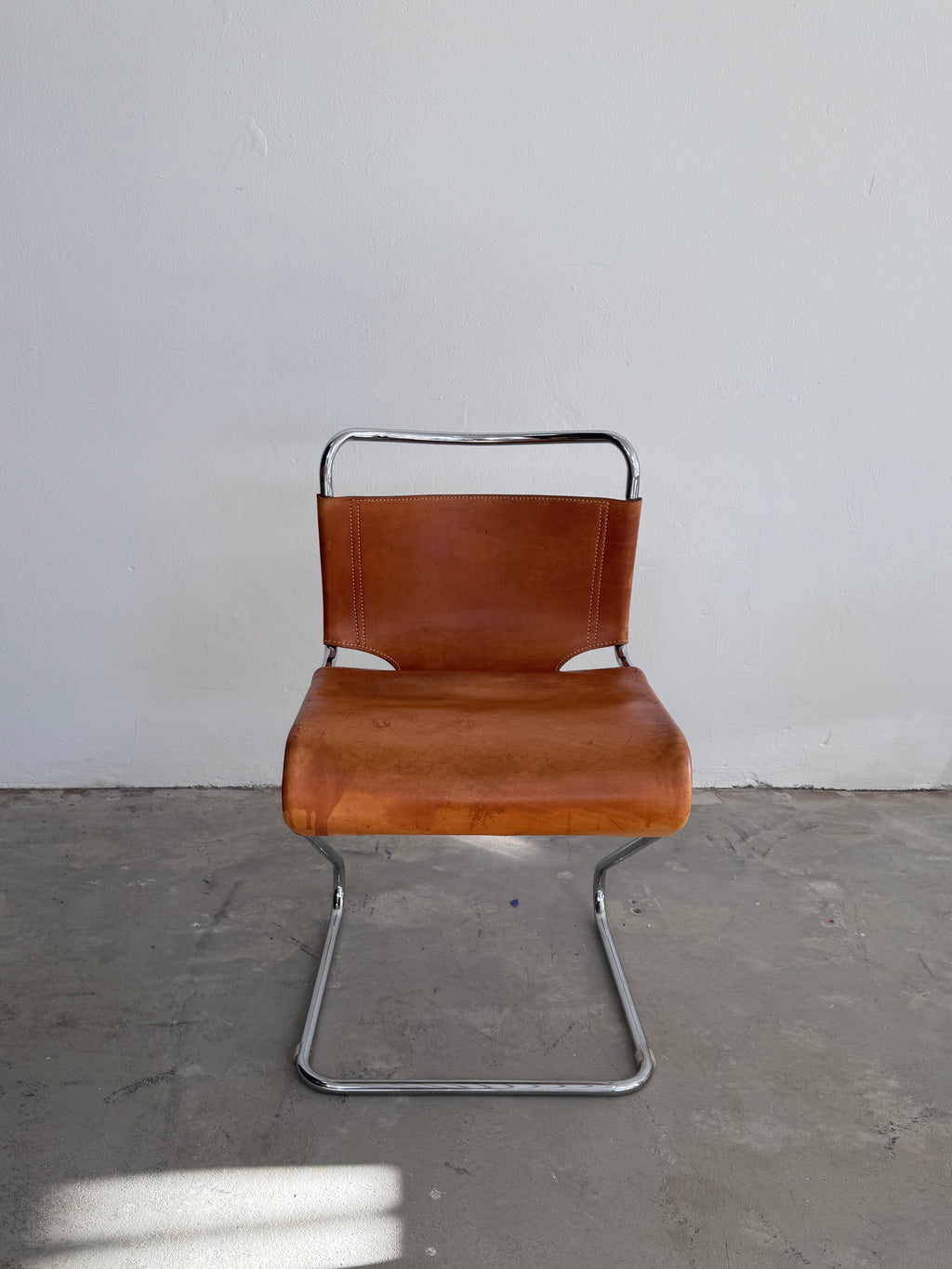 Biscia Stuhl von Pascal Mourgue, Cognac-Leder & Chrom, 1960er, starke Patina