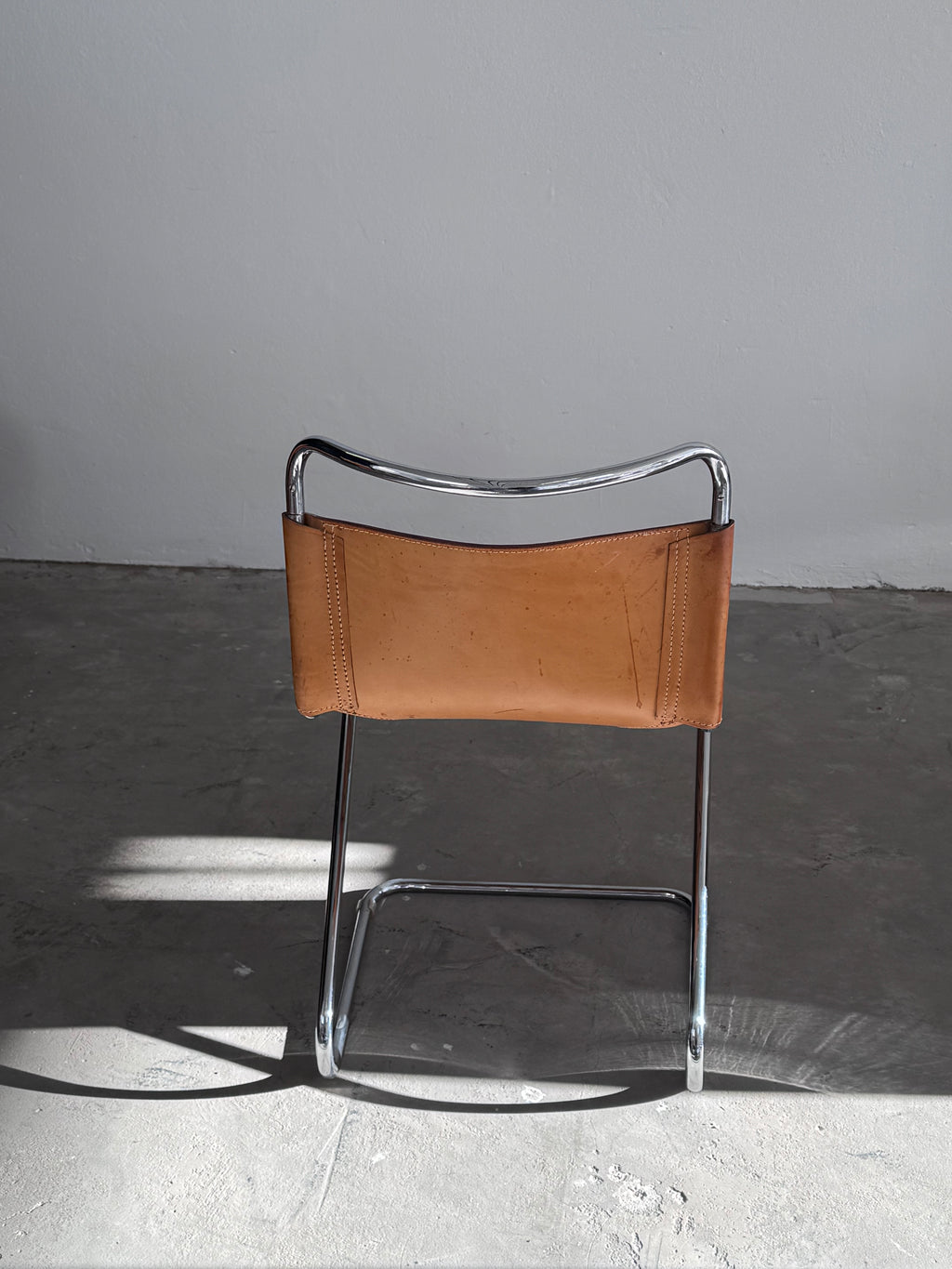 Biscia Stuhl von Pascal Mourgue, Cognac-Leder & Chrom, 1960er, starke Patina