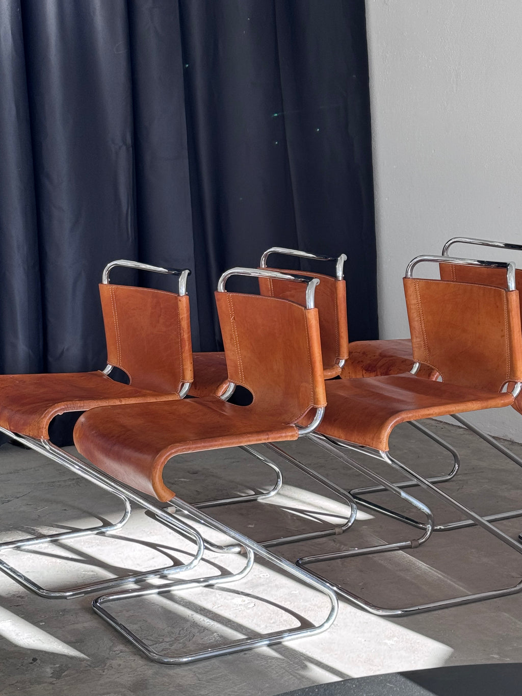 Biscia Stuhl von Pascal Mourgue, Cognac-Leder & Chrom, 1960er, starke Patina