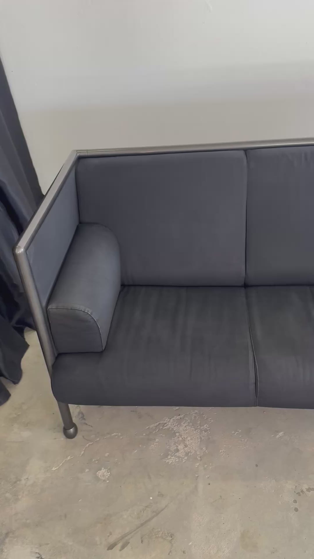 Postmodernes Danube 850 3-Sitzer Sofa von Ettore Sottsass für Cassina, 1992 – Memphis Design Couch, schwarzer Stoff & blaue Seitenpaneele