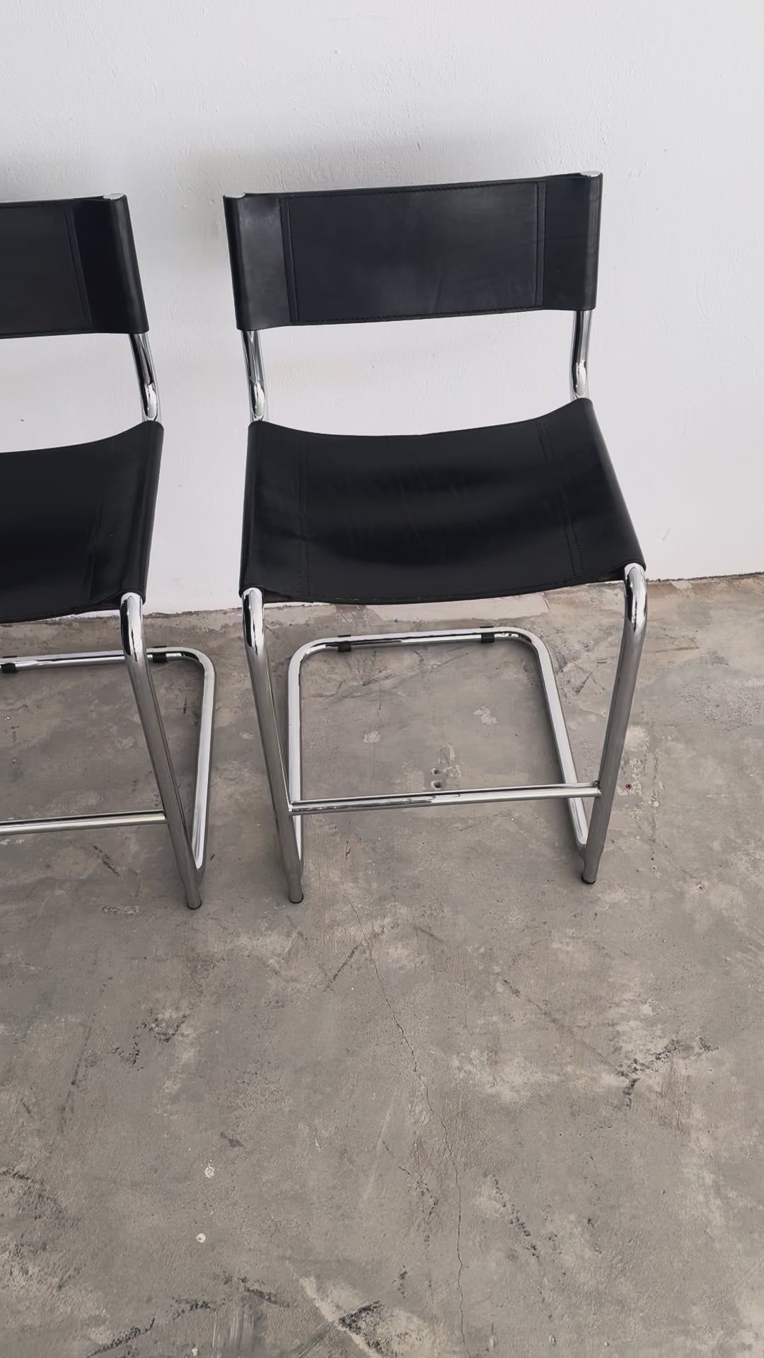 Vintage Cantilever Barhocker im Stil von  Mart Stam Chrom & schwarzes Leder, Mid-Century Modern Barstühle 2er-Set