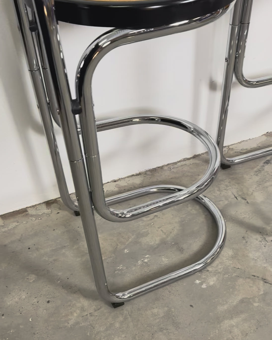 Set aus 2 Vintage Barhockern mit Chromgestell & Wiener Geflecht Sitzfläche | 1970er Jahre | Space Age / Bauhaus Stil