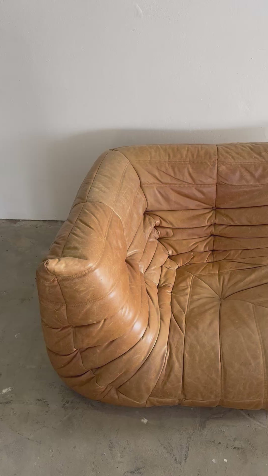 Ligne Roset Cognac Togo Leder Set 2-Sitzer + Corner + Ottoman von Michel Ducaroy