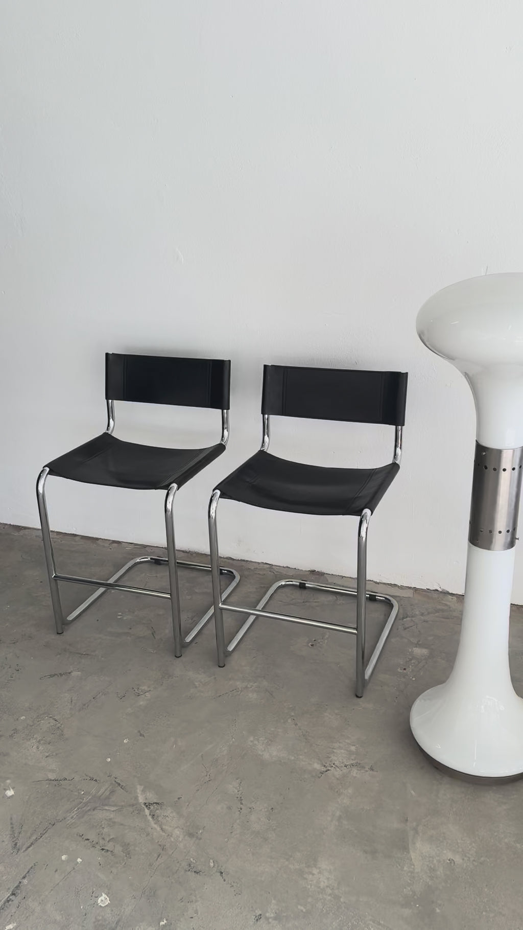 Vintage Cantilever Barhocker im Stil von  Mart Stam Chrom & schwarzes Leder, Mid-Century Modern Barstühle 2er-Set