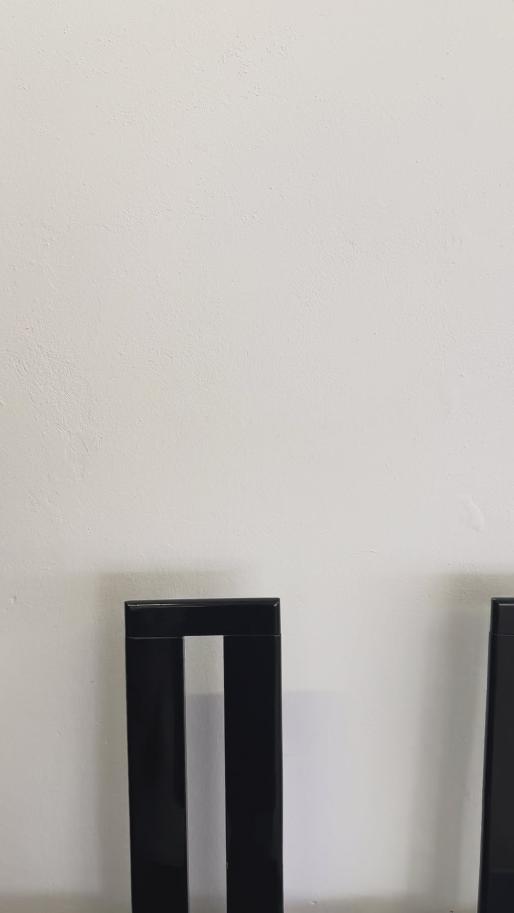 4 Postmoderne Esszimmerstühle von Pietro Costantini, Italien 1980er – Schwarz lackiertes Massivholz, sehr guter Zustand