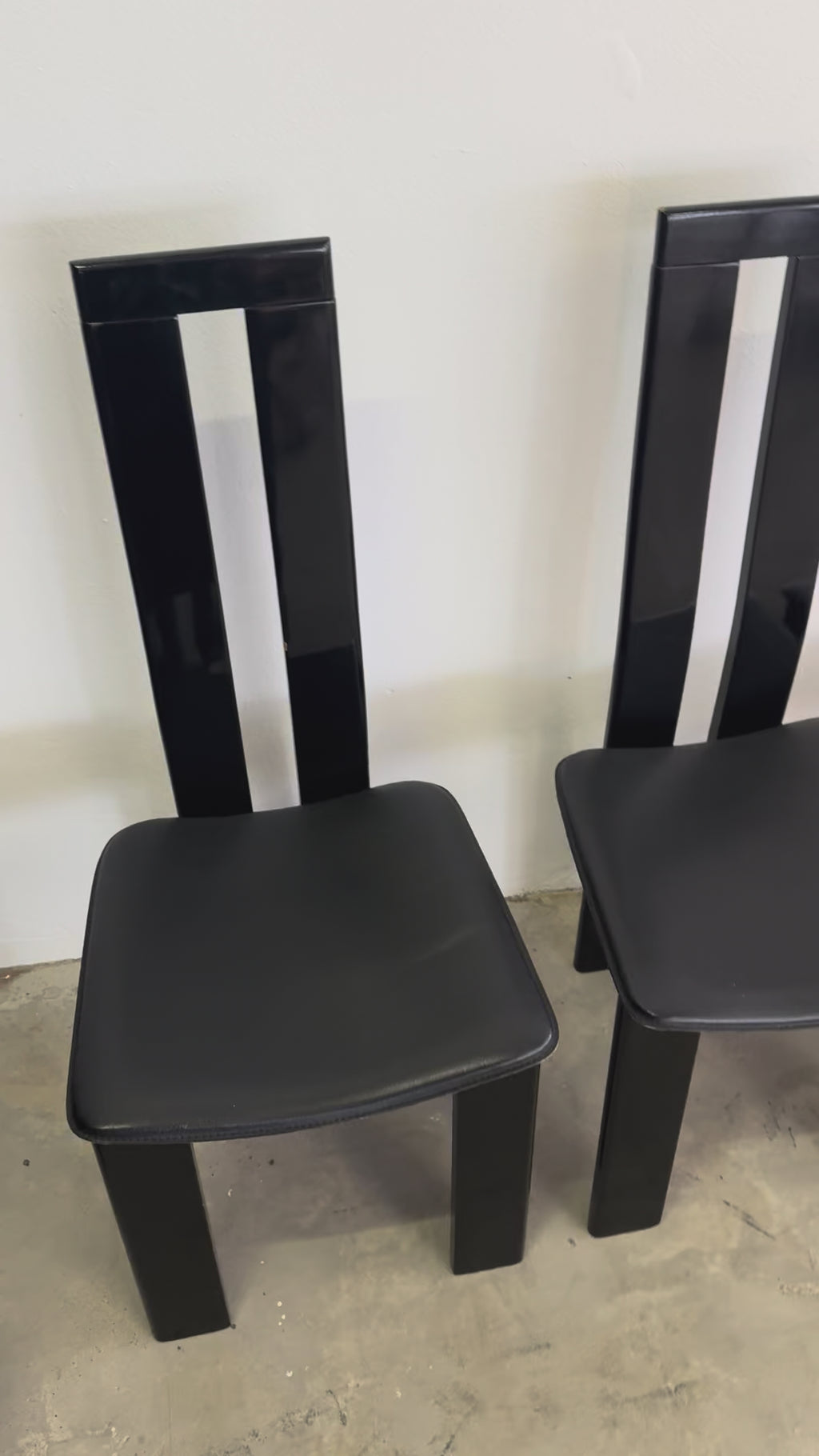 4 Postmoderne Esszimmerstühle von Pietro Costantini, Italien 1980er – Schwarz lackiertes Massivholz, sehr guter Zustand