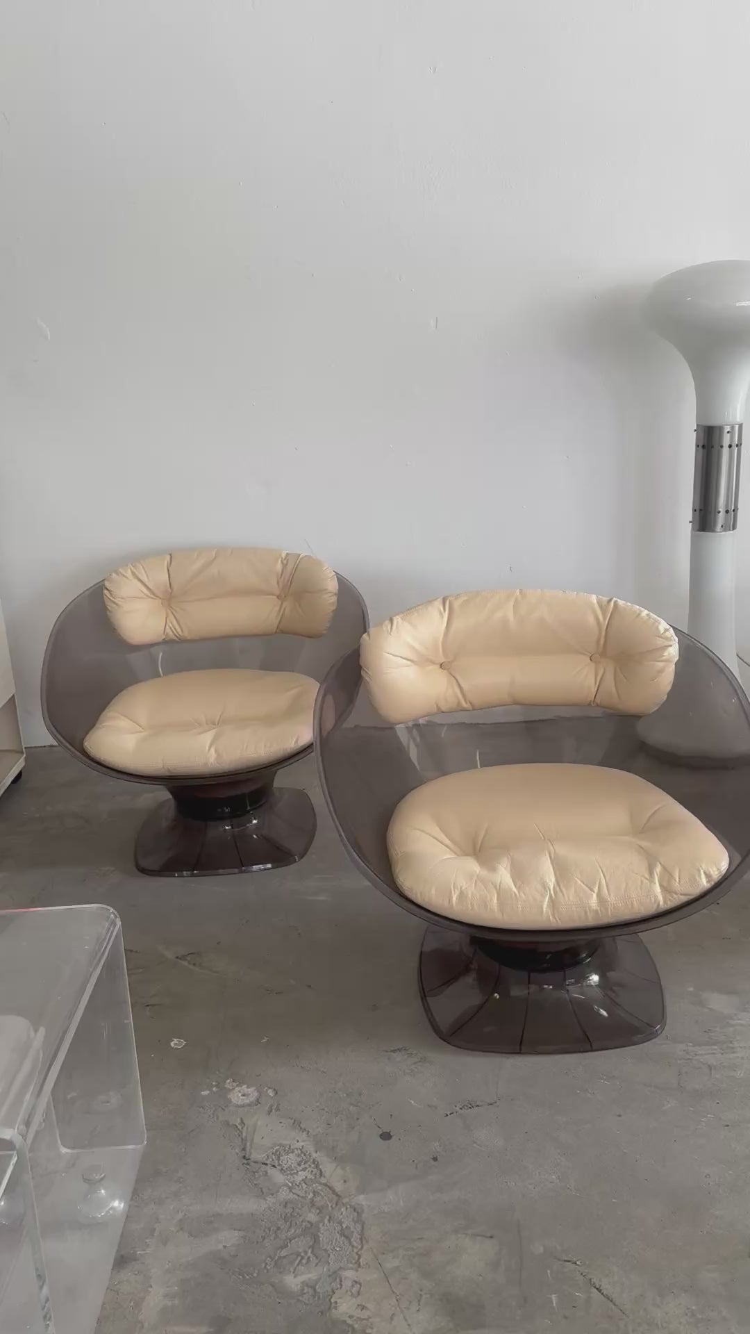 Raphaël Raffel Lounge Sessel, 1960er – Rauchfarbenes Acryl & Leder
