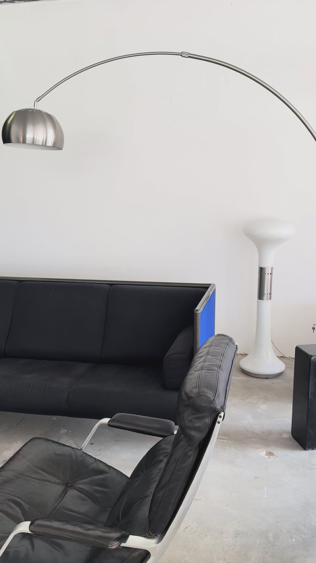 Postmodernes Danube 850 3-Sitzer Sofa von Ettore Sottsass für Cassina, 1992 – Memphis Design Couch, schwarzer Stoff & blaue Seitenpaneele