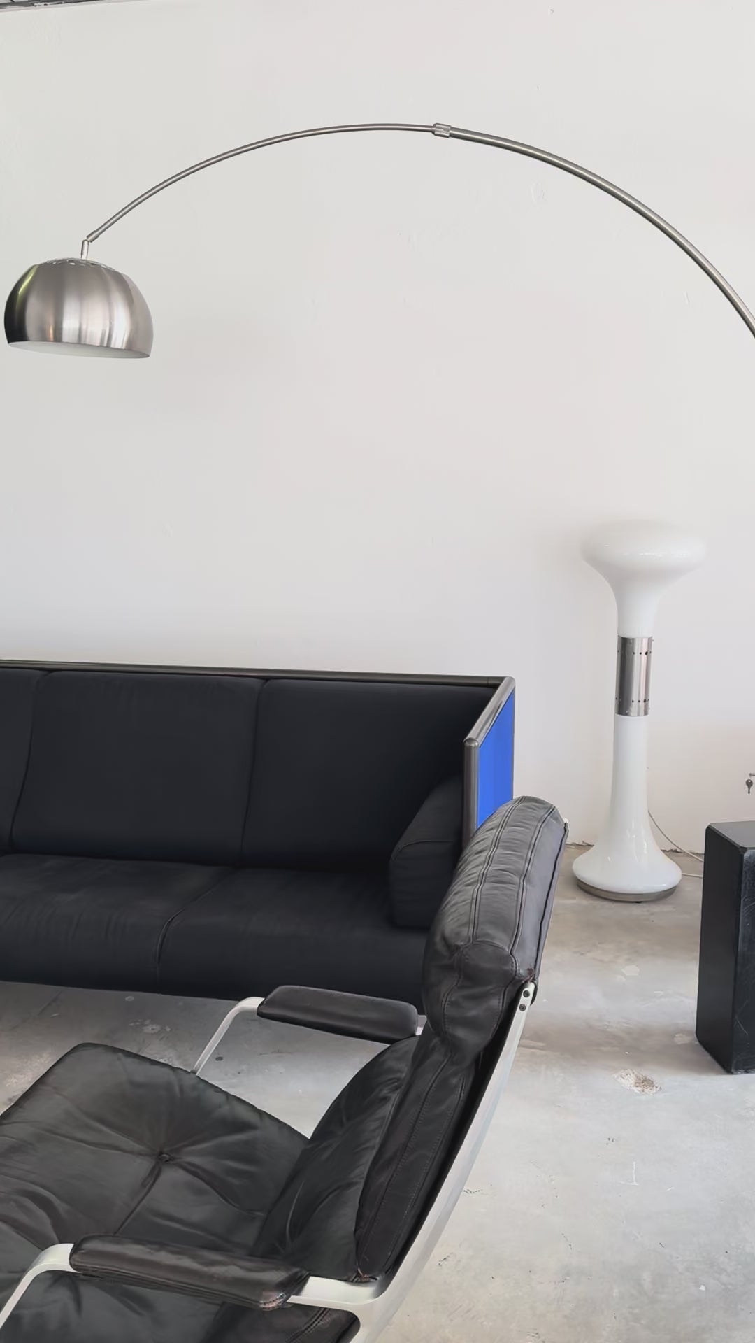 Postmodernes Danube 850 3-Sitzer Sofa von Ettore Sottsass für Cassina, 1992 – Memphis Design Couch, schwarzer Stoff & blaue Seitenpaneele