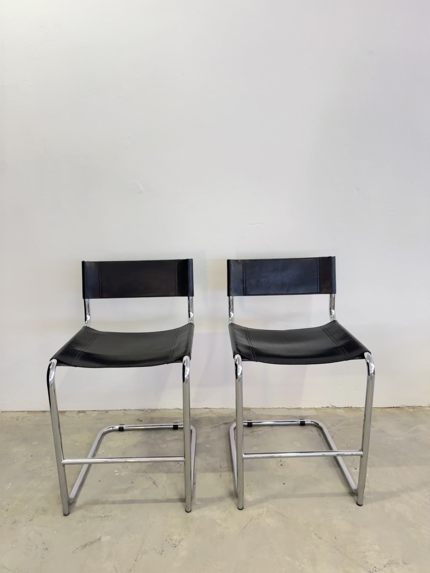 Vintage Cantilever Barhocker im Stil von  Mart Stam Chrom & schwarzes Leder, Mid-Century Modern Barstühle 2er-Set